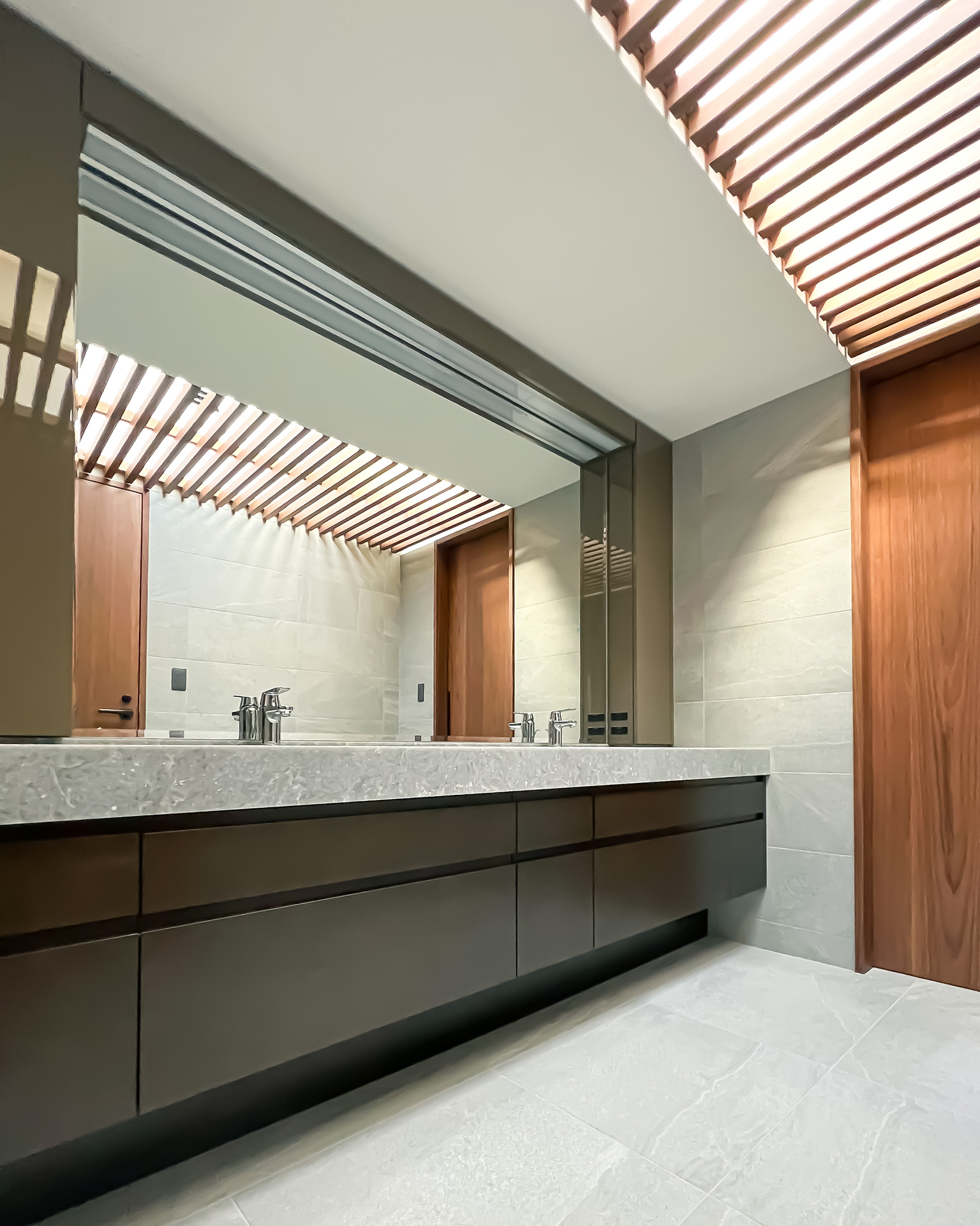 写真：日の光を最大限に活かした洗面空間