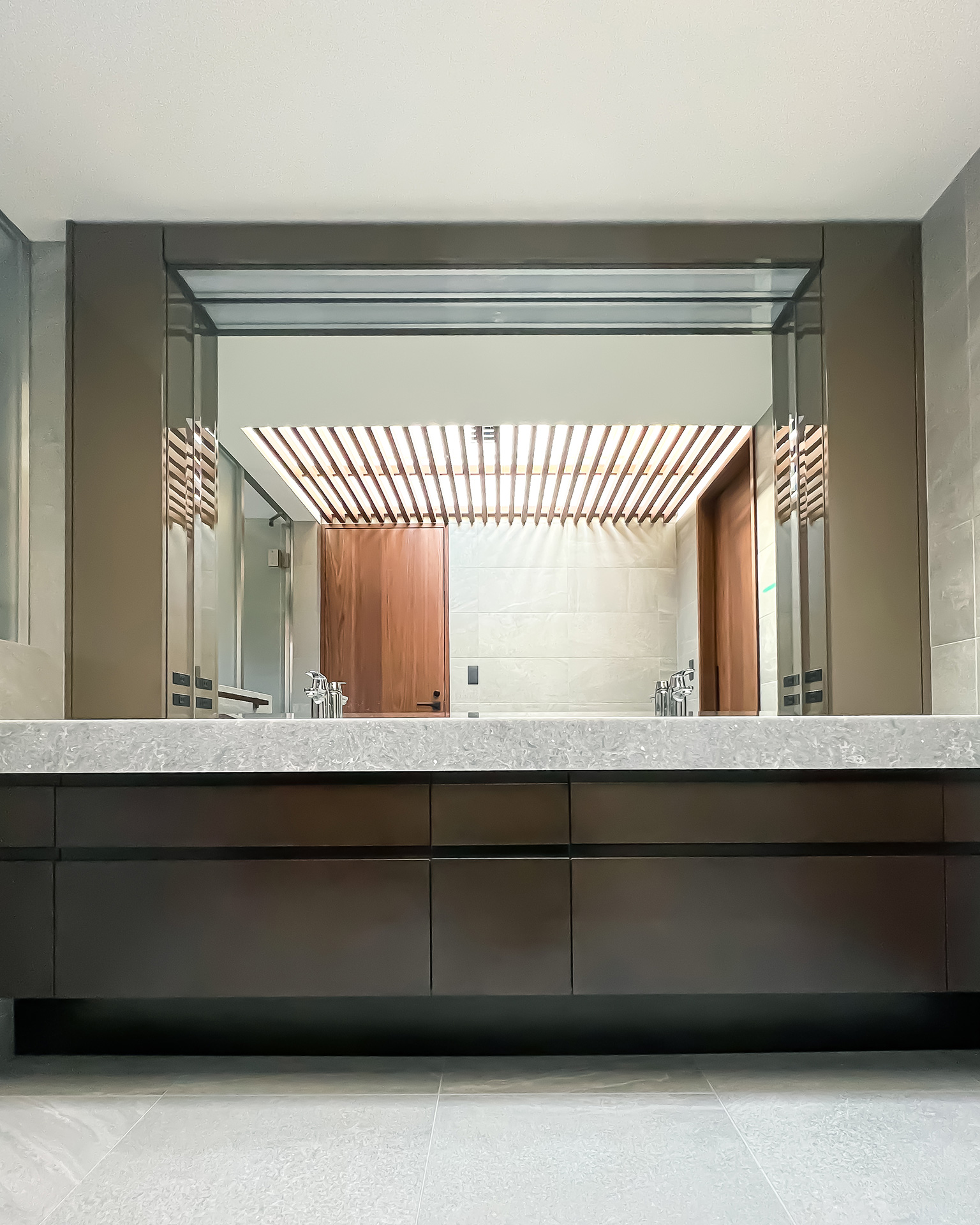 写真：日の光を最大限に活かした洗面空間