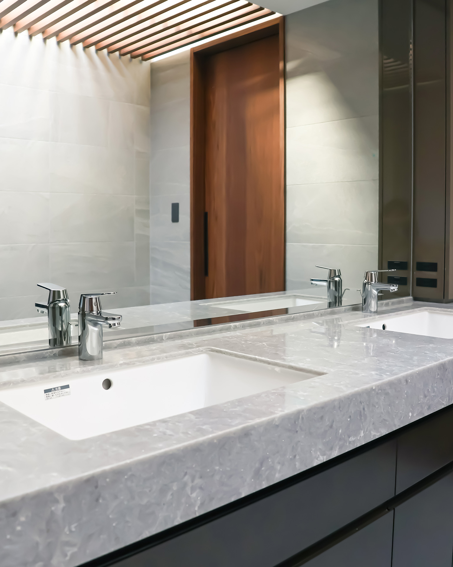 写真：日の光を最大限に活かした洗面空間