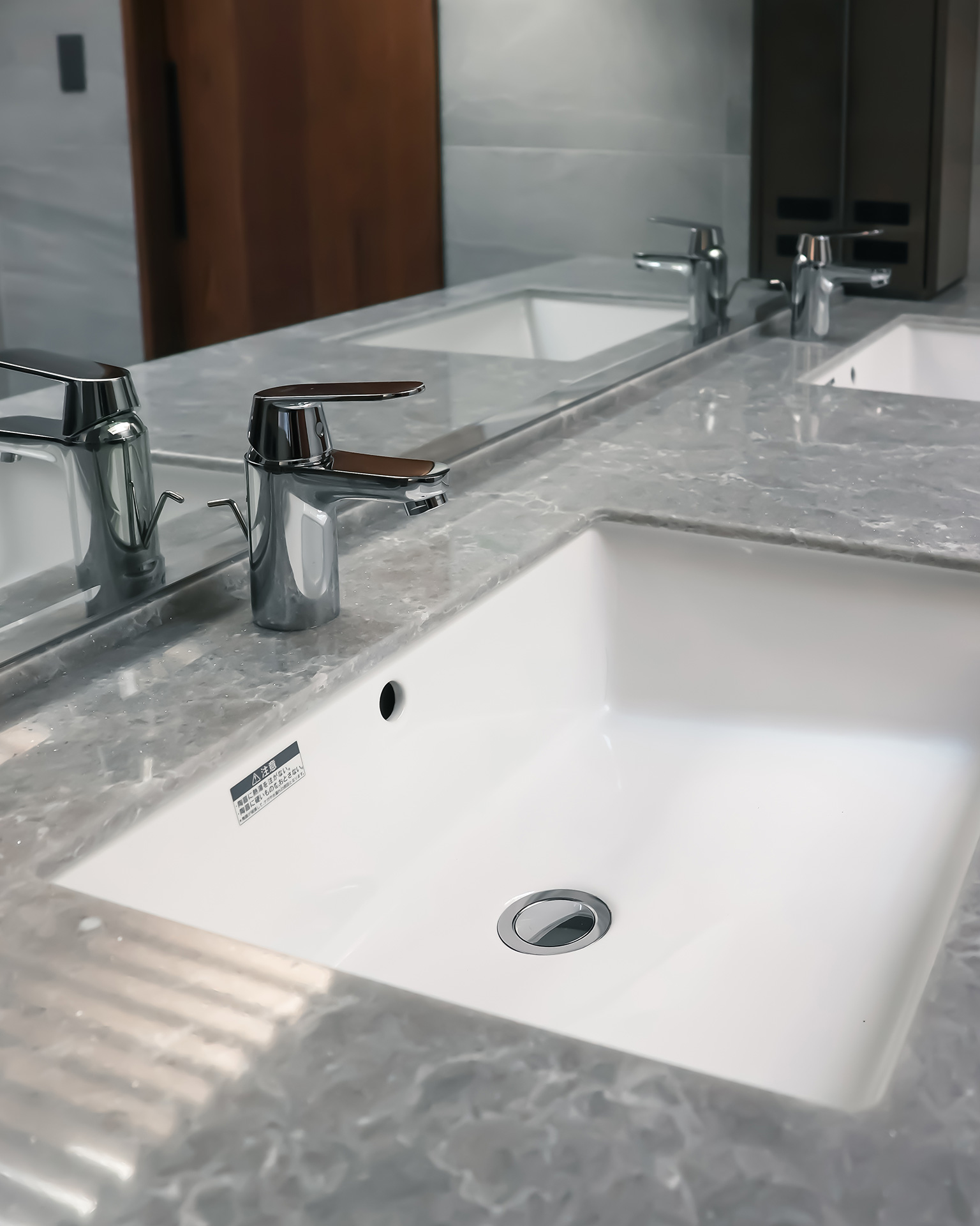 写真：日の光を最大限に活かした洗面空間