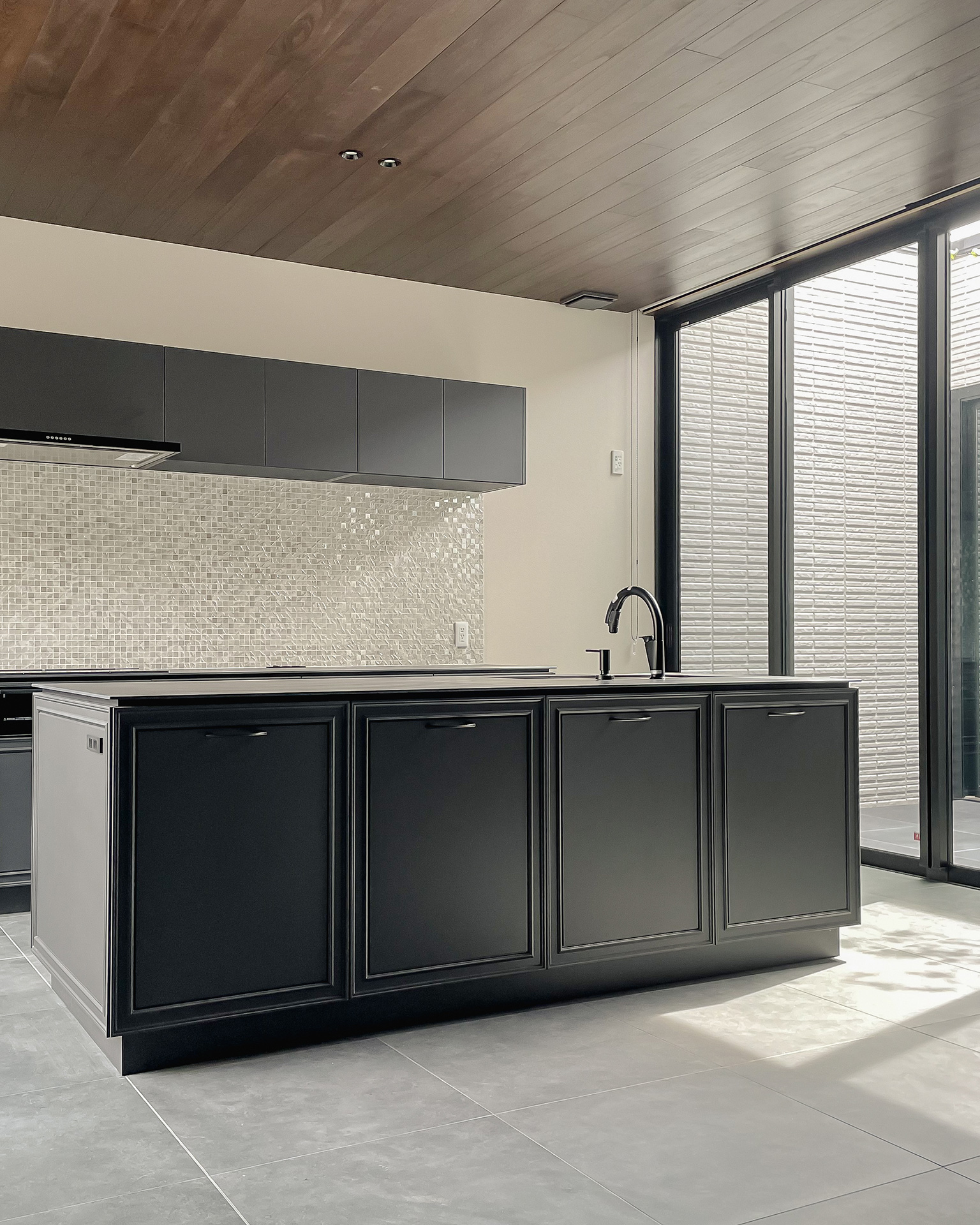 框の陰影が美しい家具のようなキッチン