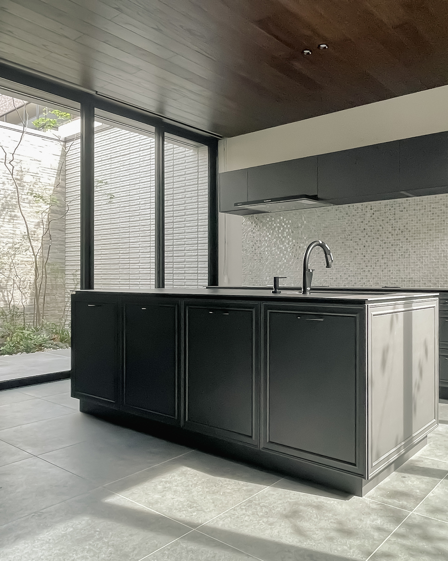 写真:框の陰影が美しい家具のようなキッチン