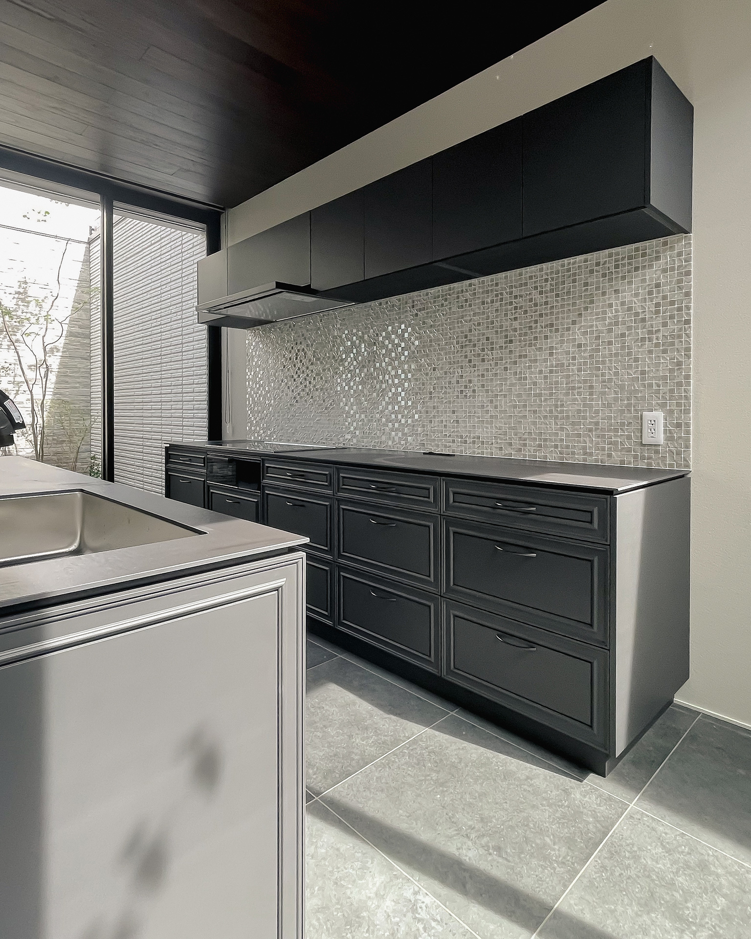 写真:框の陰影が美しい家具のようなキッチン