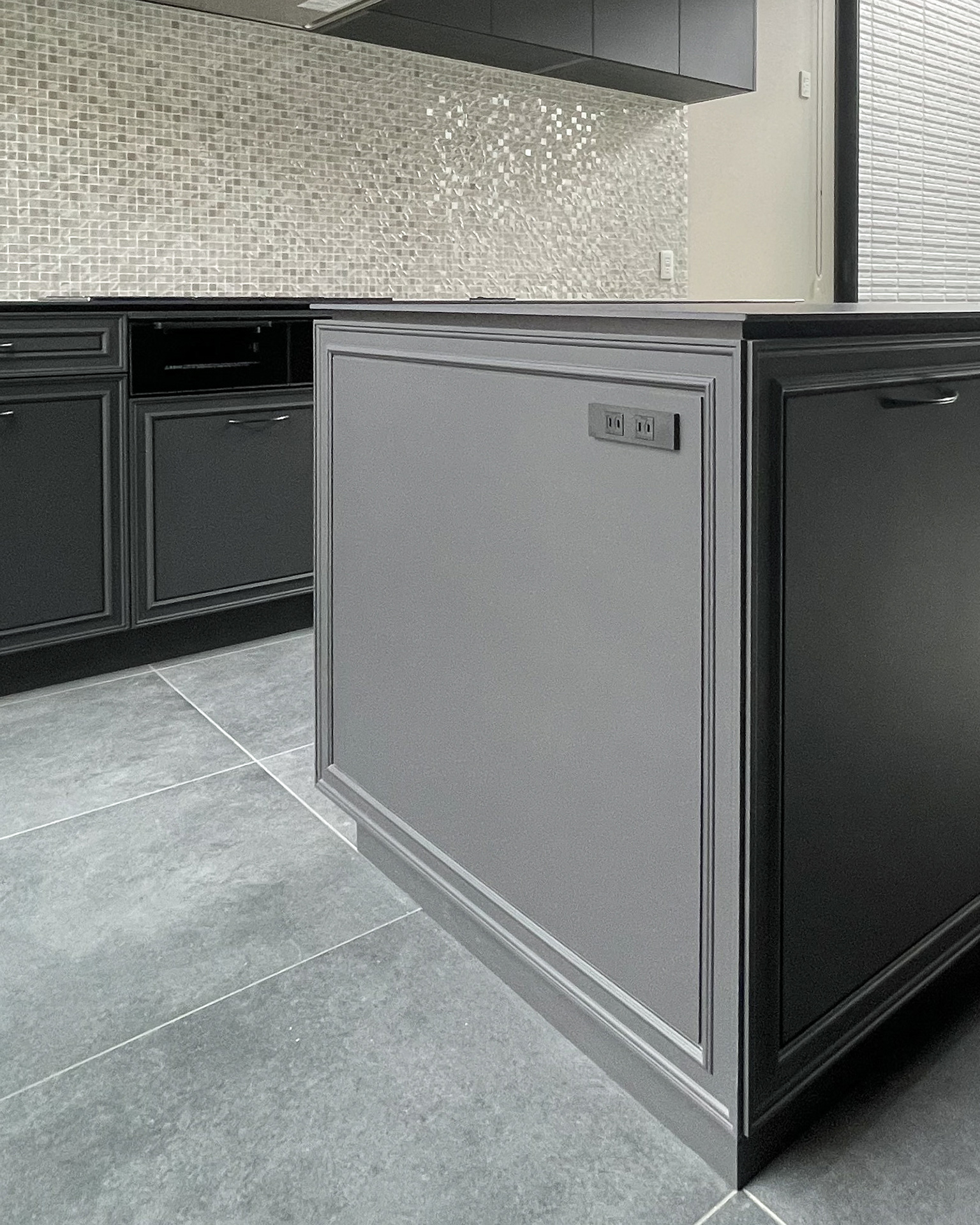 写真:框の陰影が美しい家具のようなキッチン