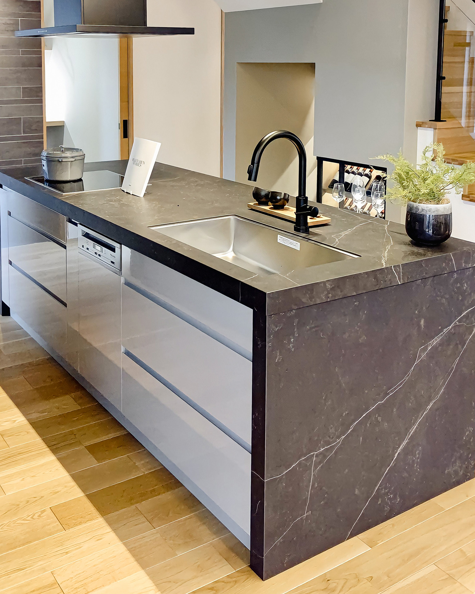 和モダンなアイランドキッチン