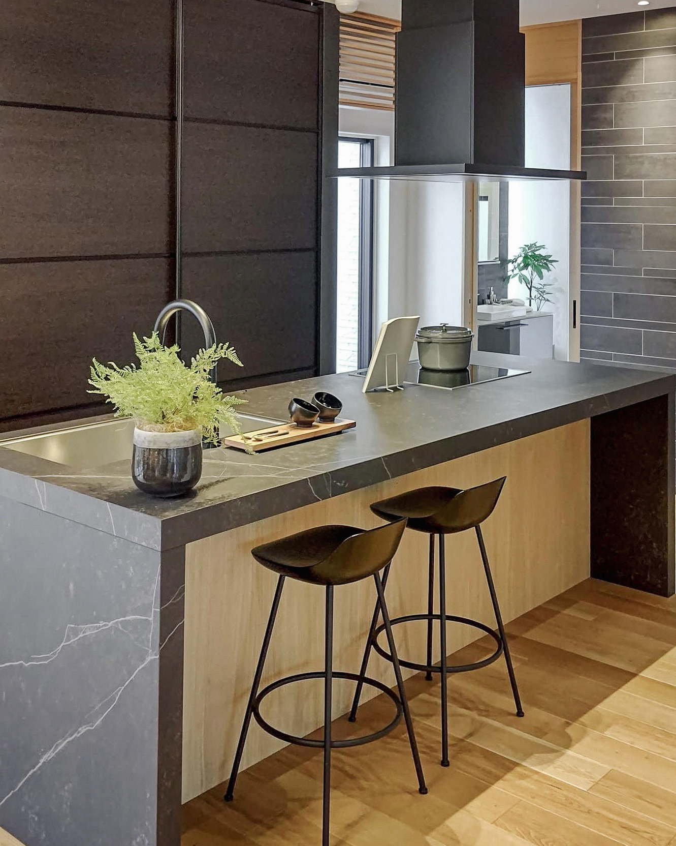 写真：和モダンなアイランドキッチン