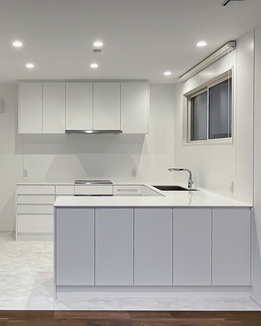 写真：ホワイトで整えられたコの字型キッチン