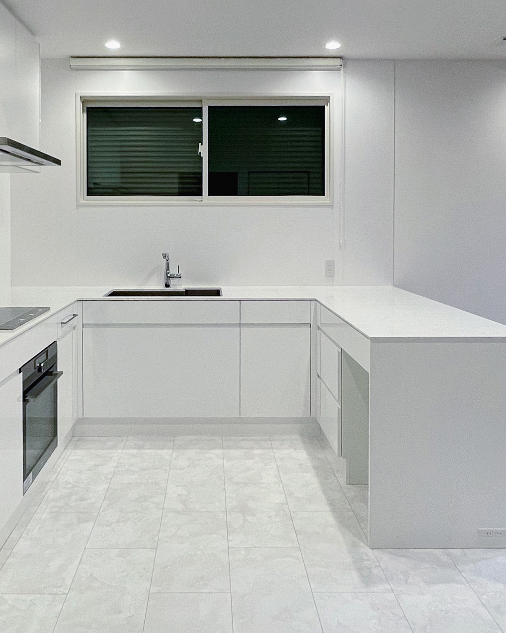 写真：ホワイトで整えられたコの字型キッチン