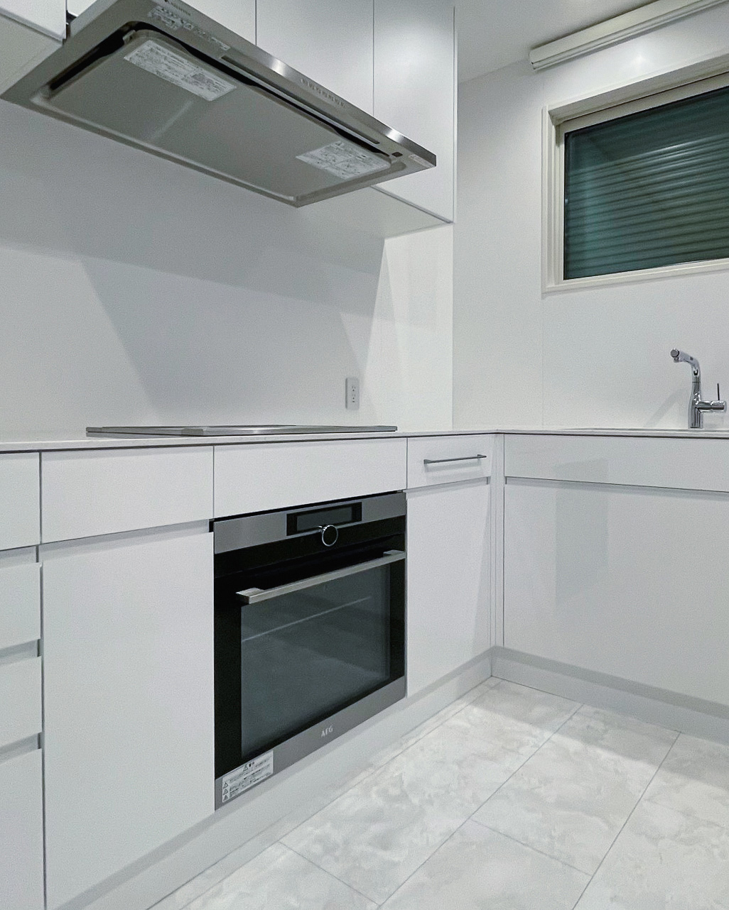 写真：ホワイトで整えられたコの字型キッチン