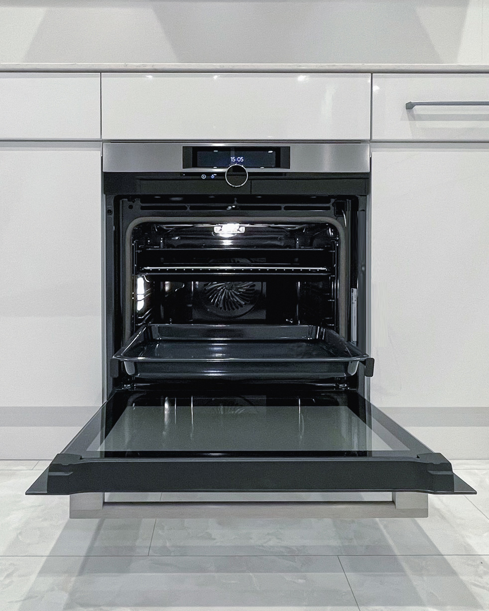 写真：ホワイトで整えられたコの字型キッチン