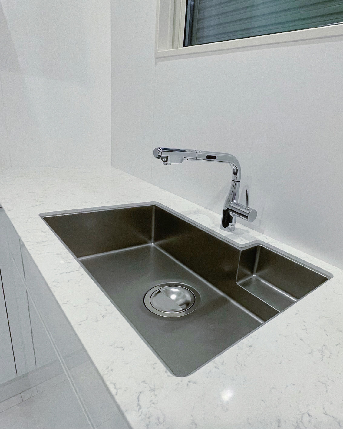 写真：ホワイトで整えられたコの字型キッチン