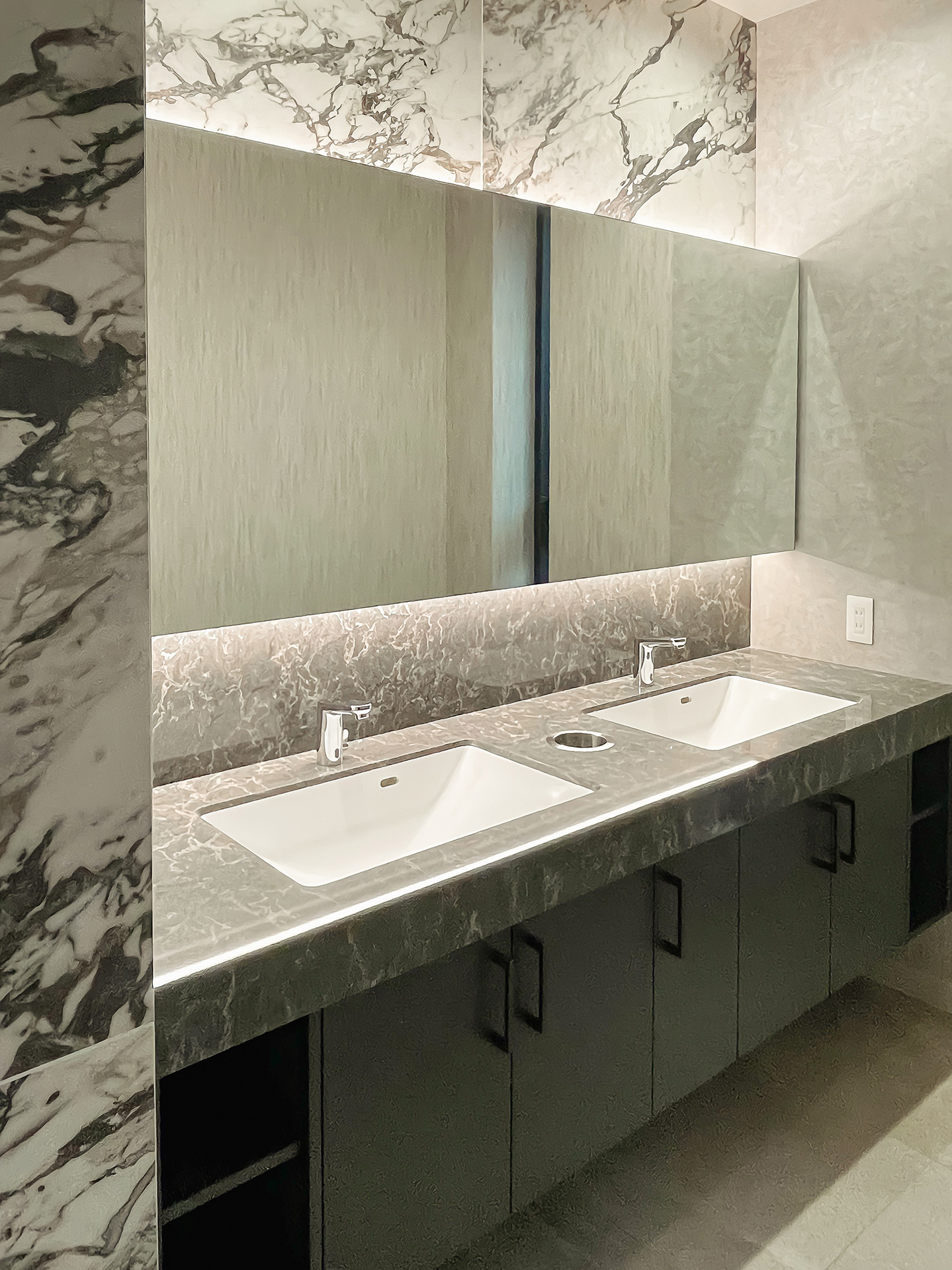 非日常を感じるシックな洗面