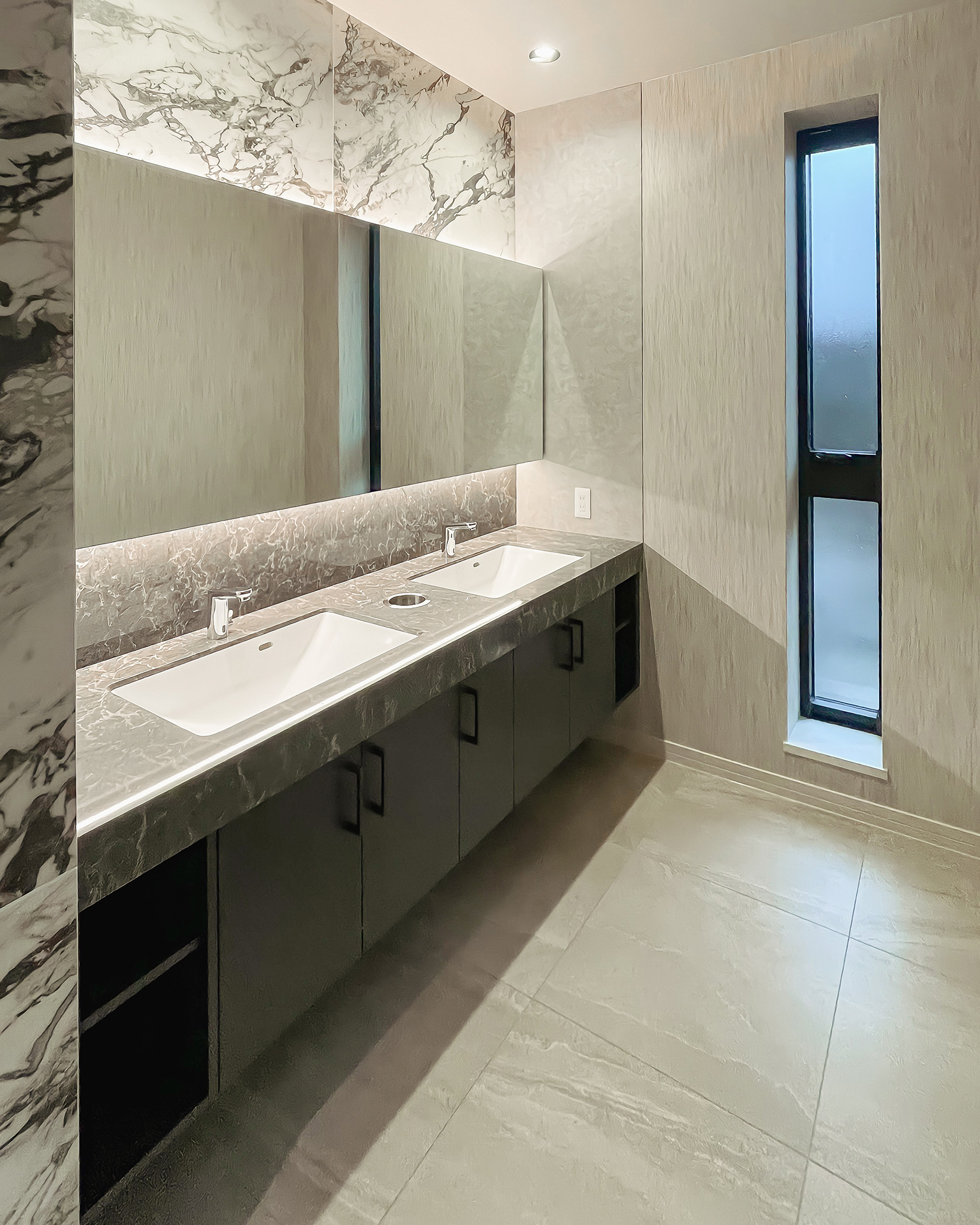 写真：非日常を感じるシックな洗面