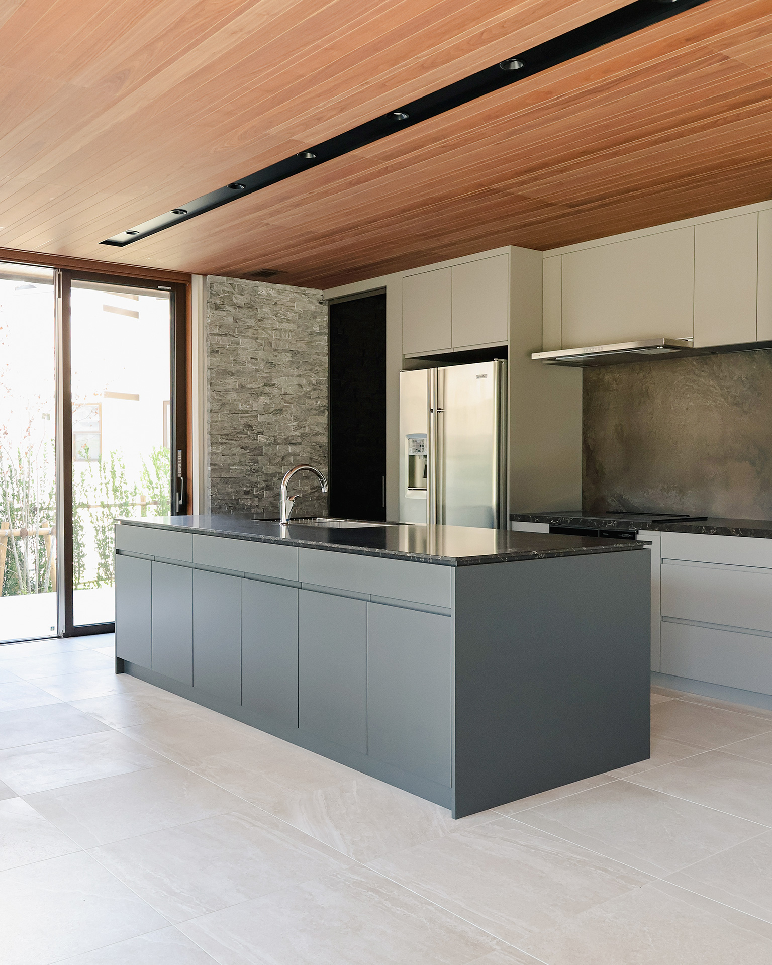 建築空間と美しく調和するキッチン