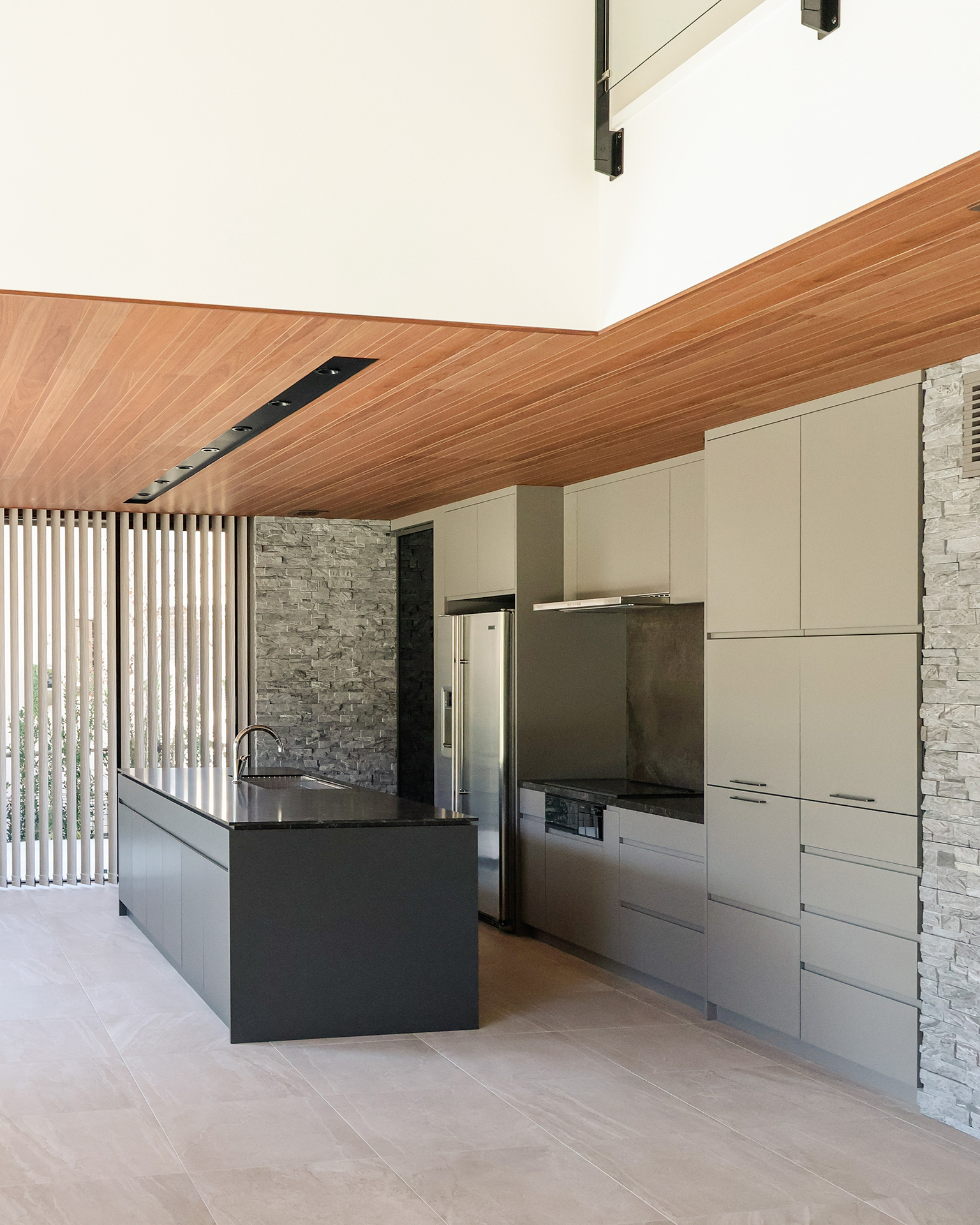 写真:建築空間と美しく調和するキッチン