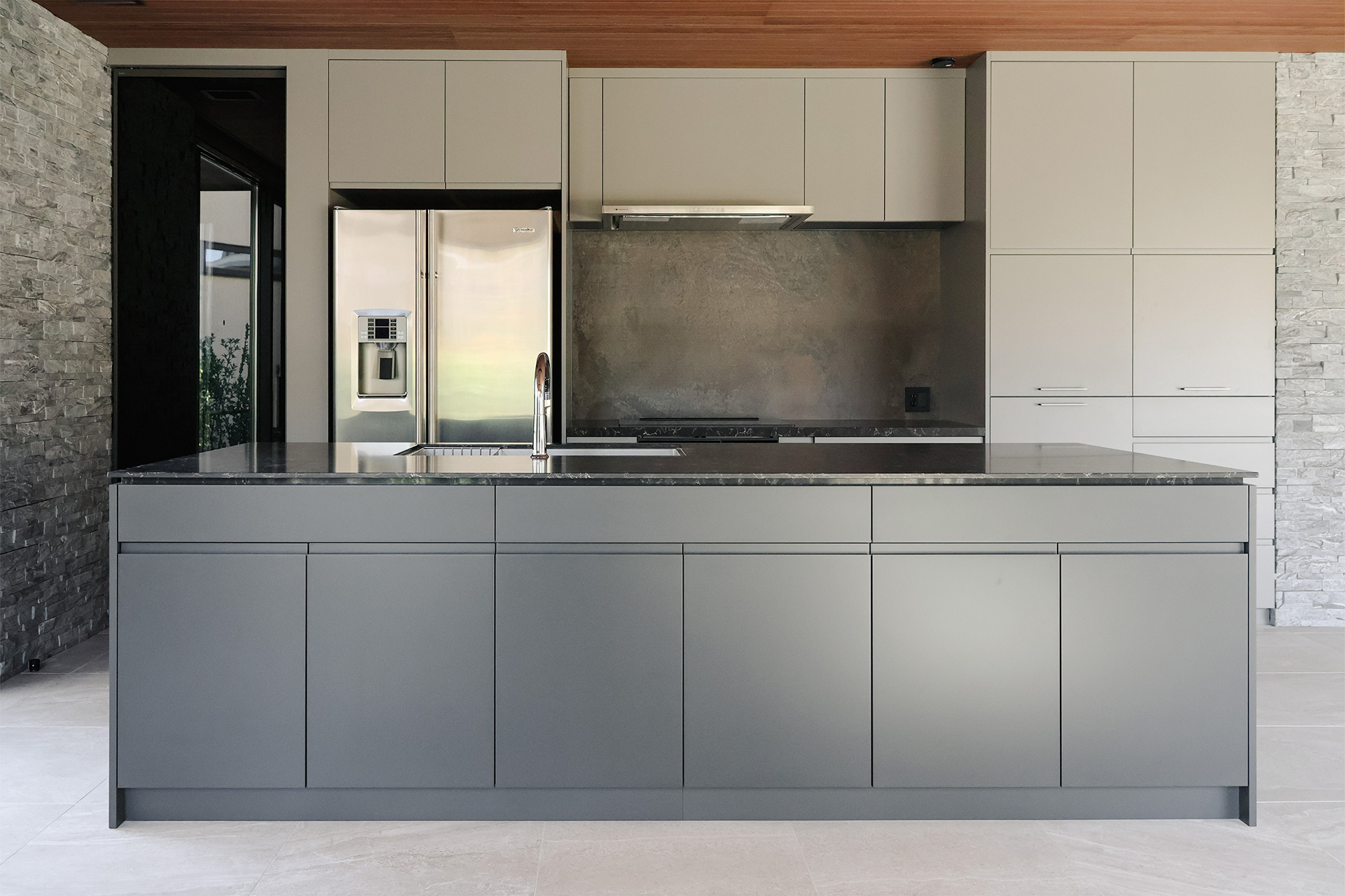 写真:建築空間と美しく調和するキッチン