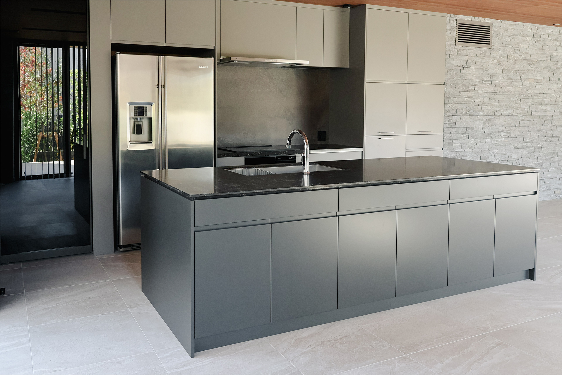 写真:建築空間と美しく調和するキッチン