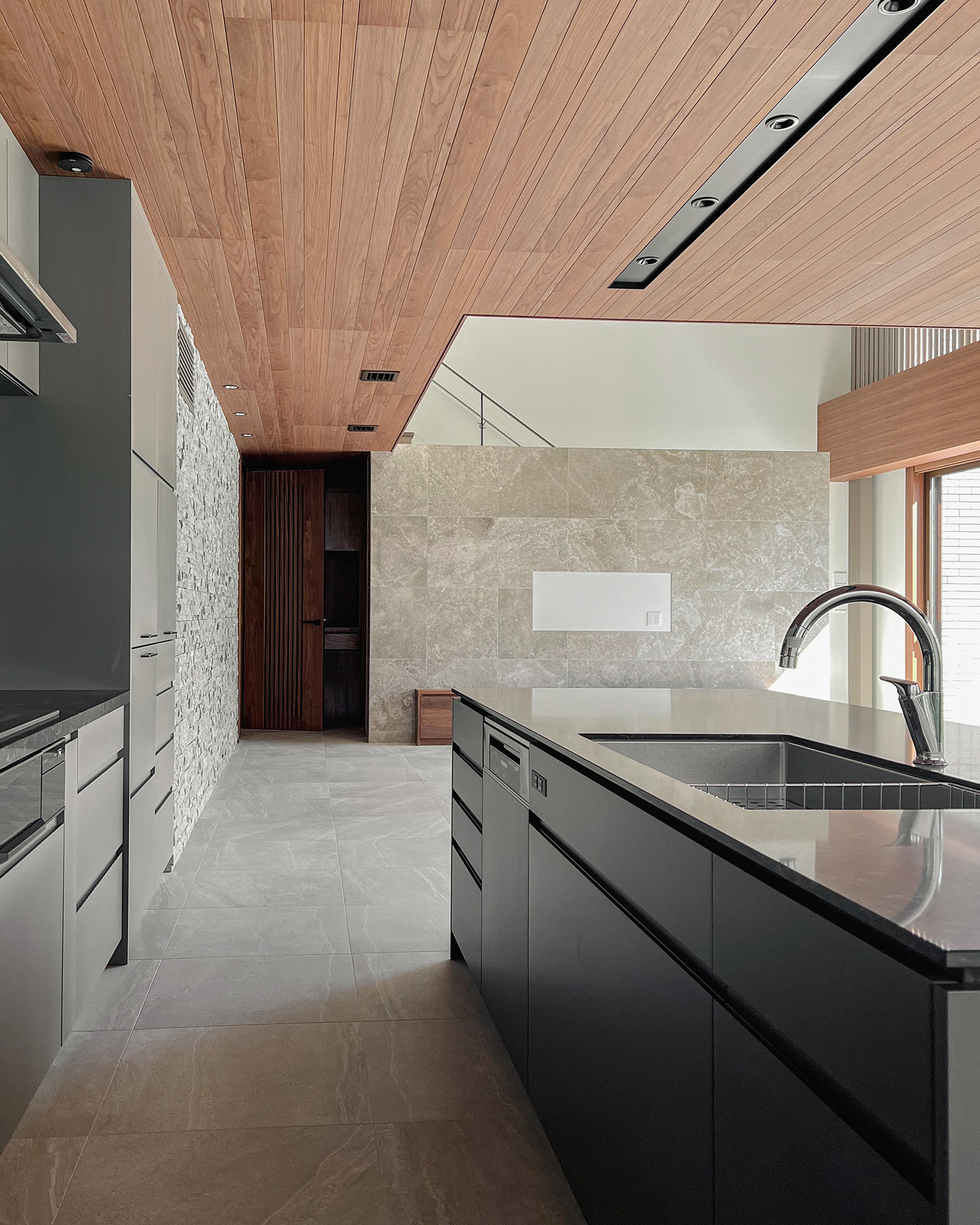 写真:建築空間と美しく調和するキッチン