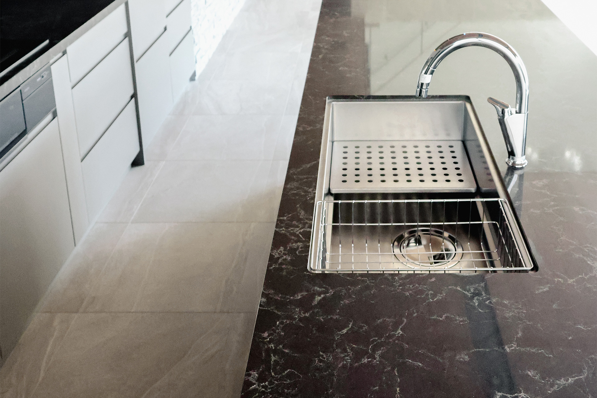 写真:建築空間と美しく調和するキッチン