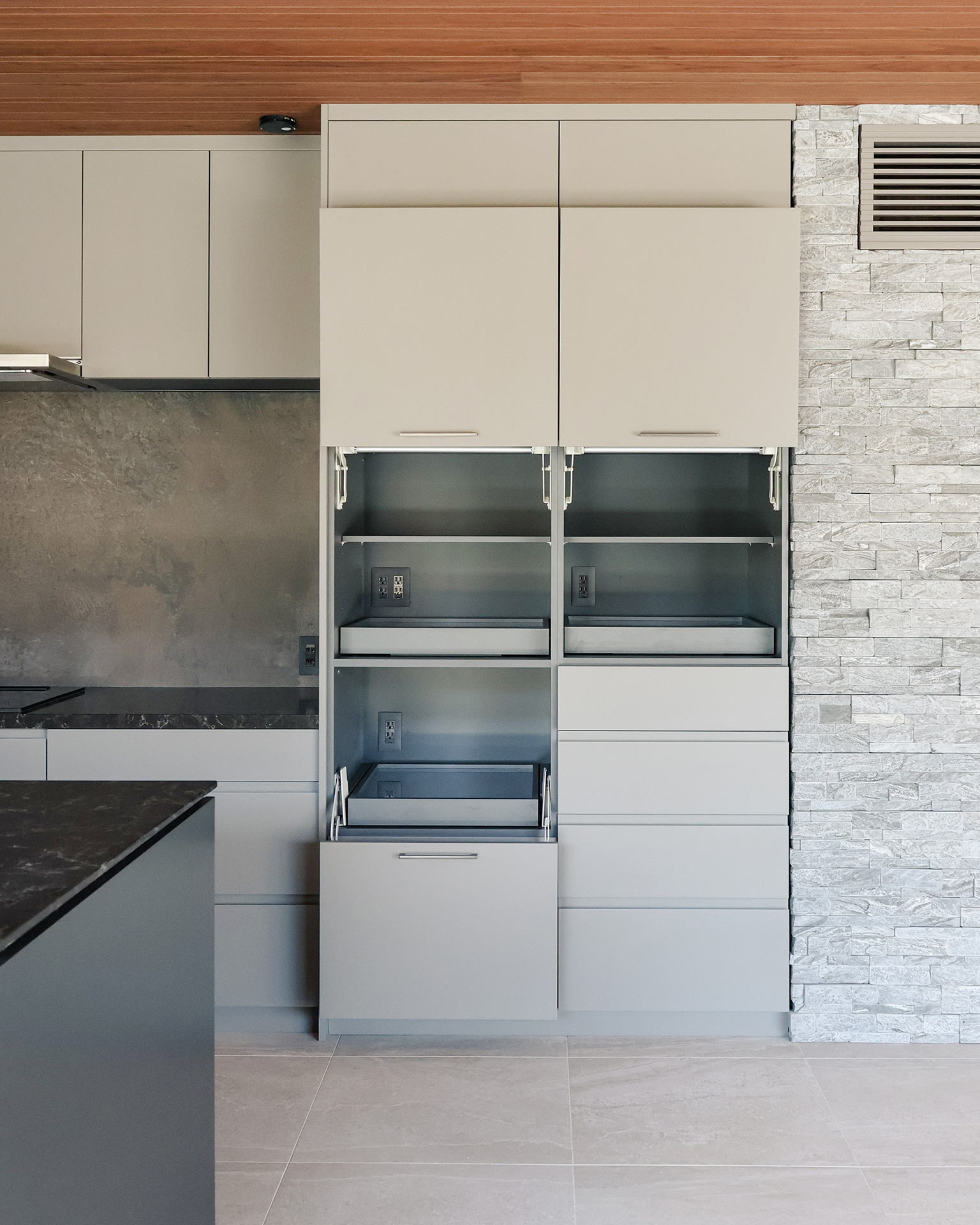 写真:建築空間と美しく調和するキッチン