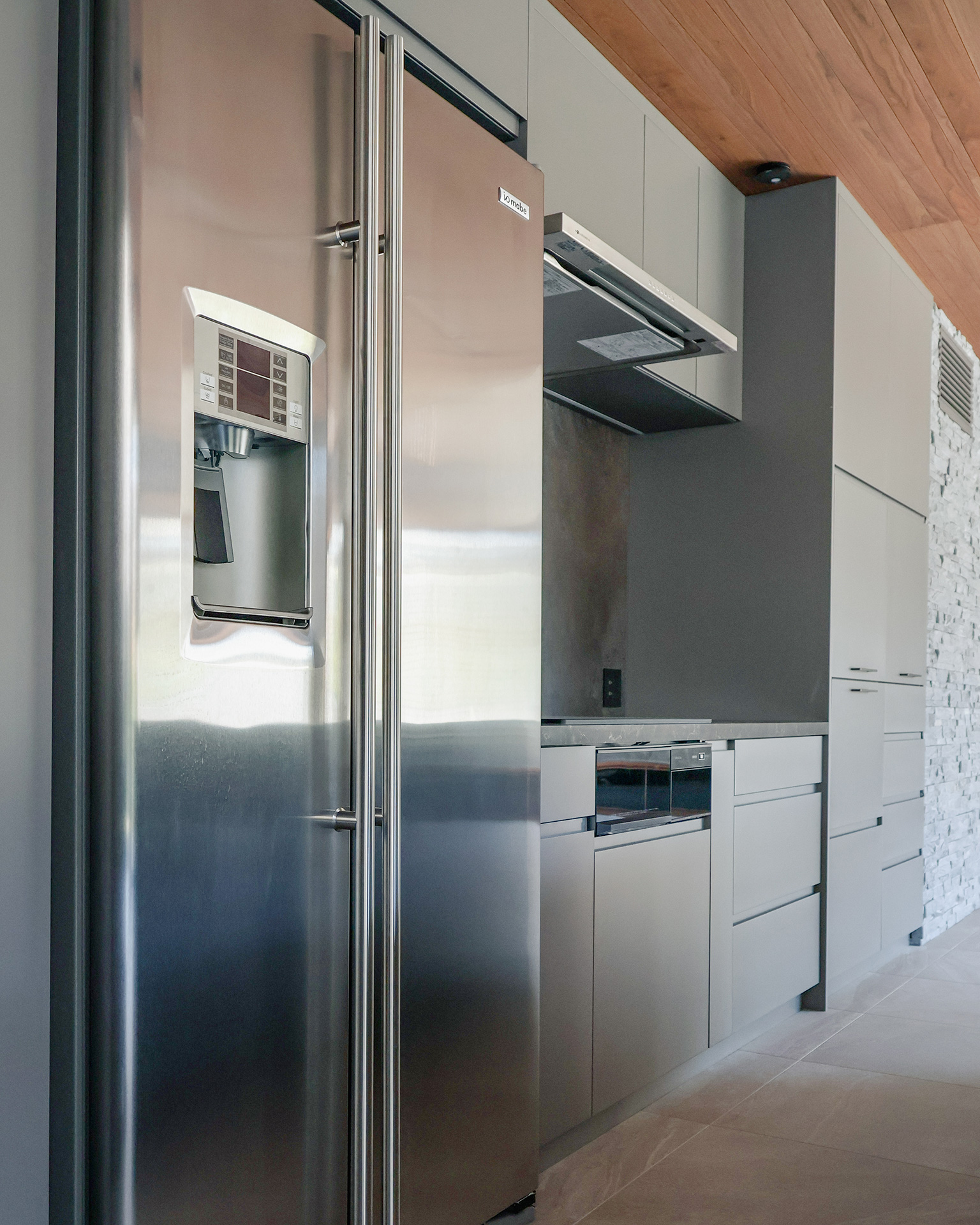 写真:建築空間と美しく調和するキッチン