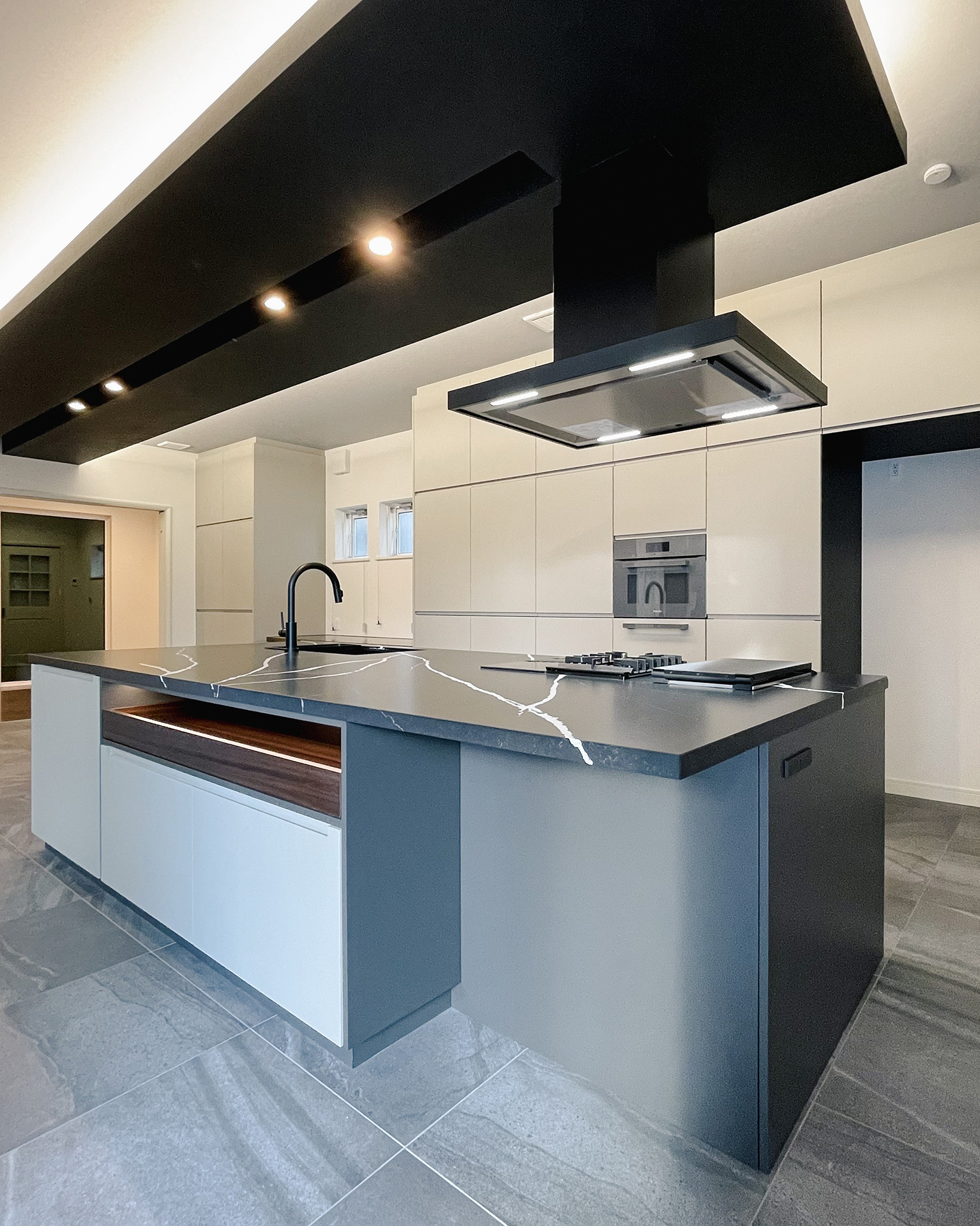 大胆な石目柄が主役のアイランドキッチン