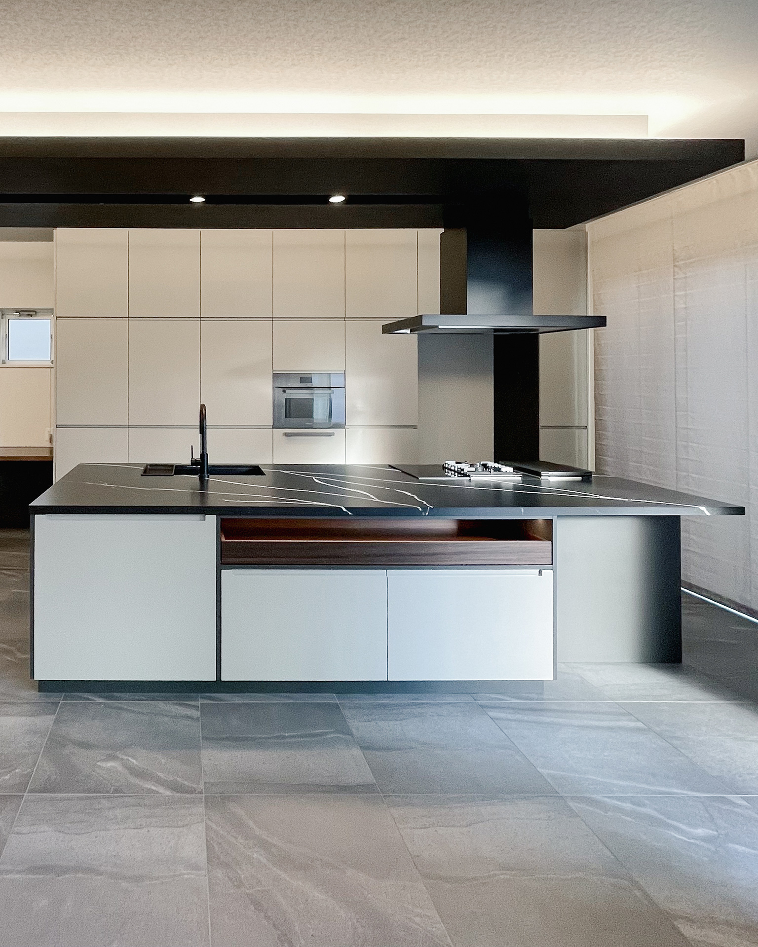 写真:大胆な石目柄が主役のアイランドキッチン