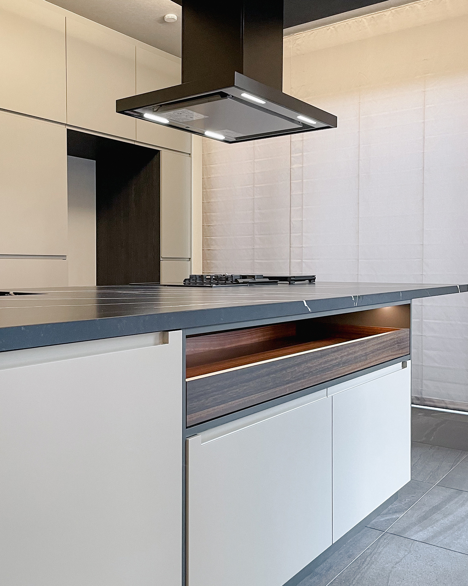 写真:大胆な石目柄が主役のアイランドキッチン