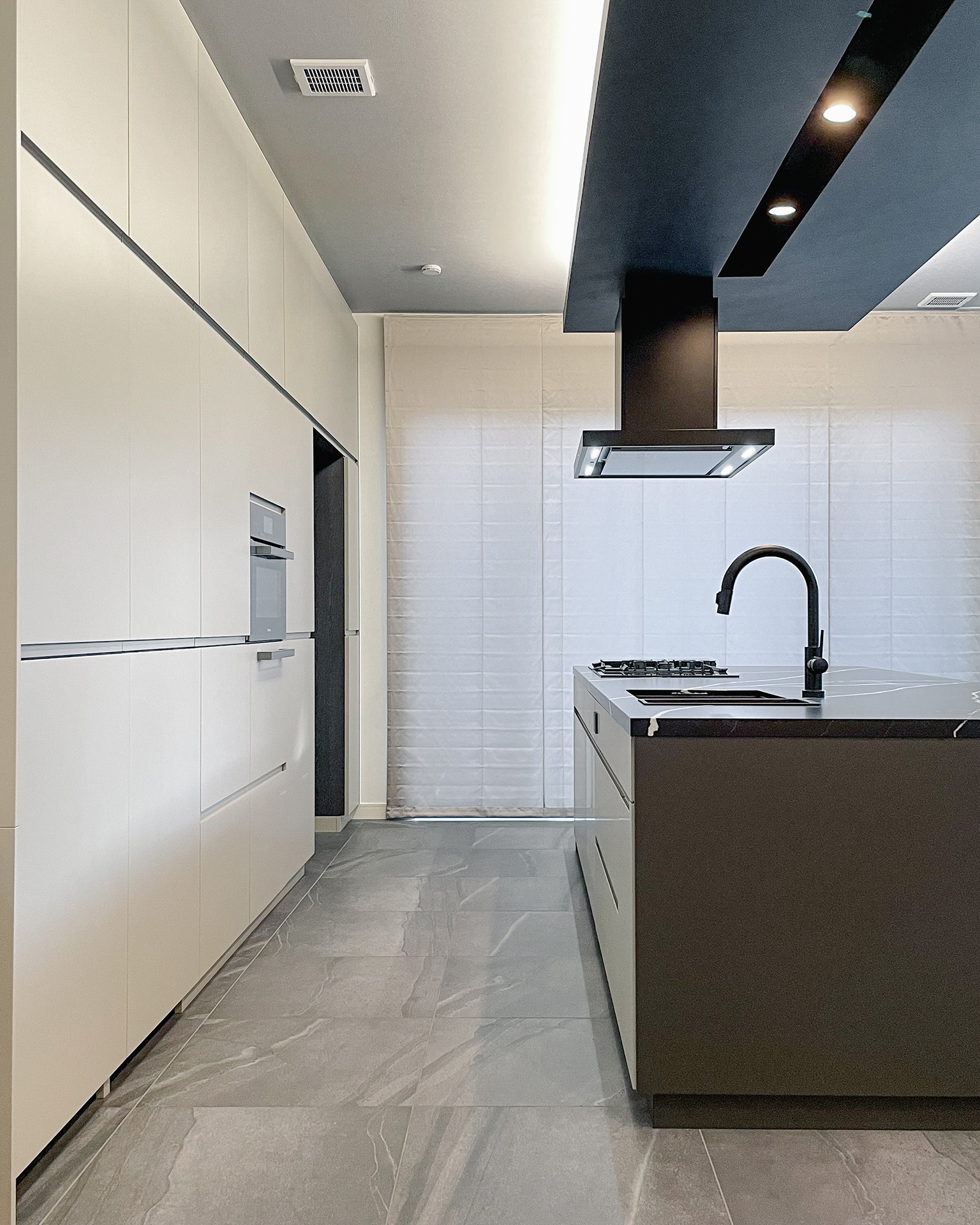 写真:大胆な石目柄が主役のアイランドキッチン