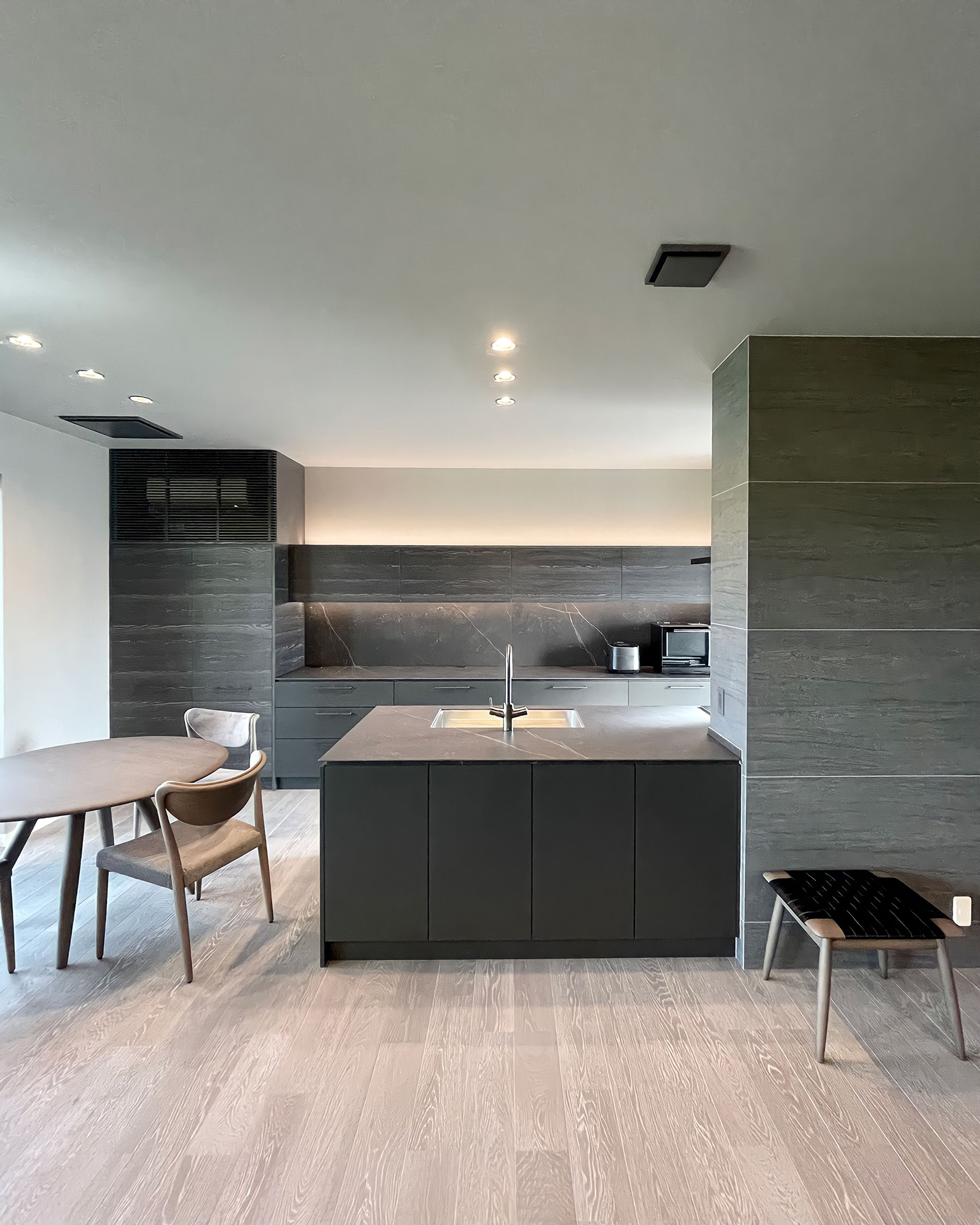 素材の組み合わせを楽しむクールなキッチン