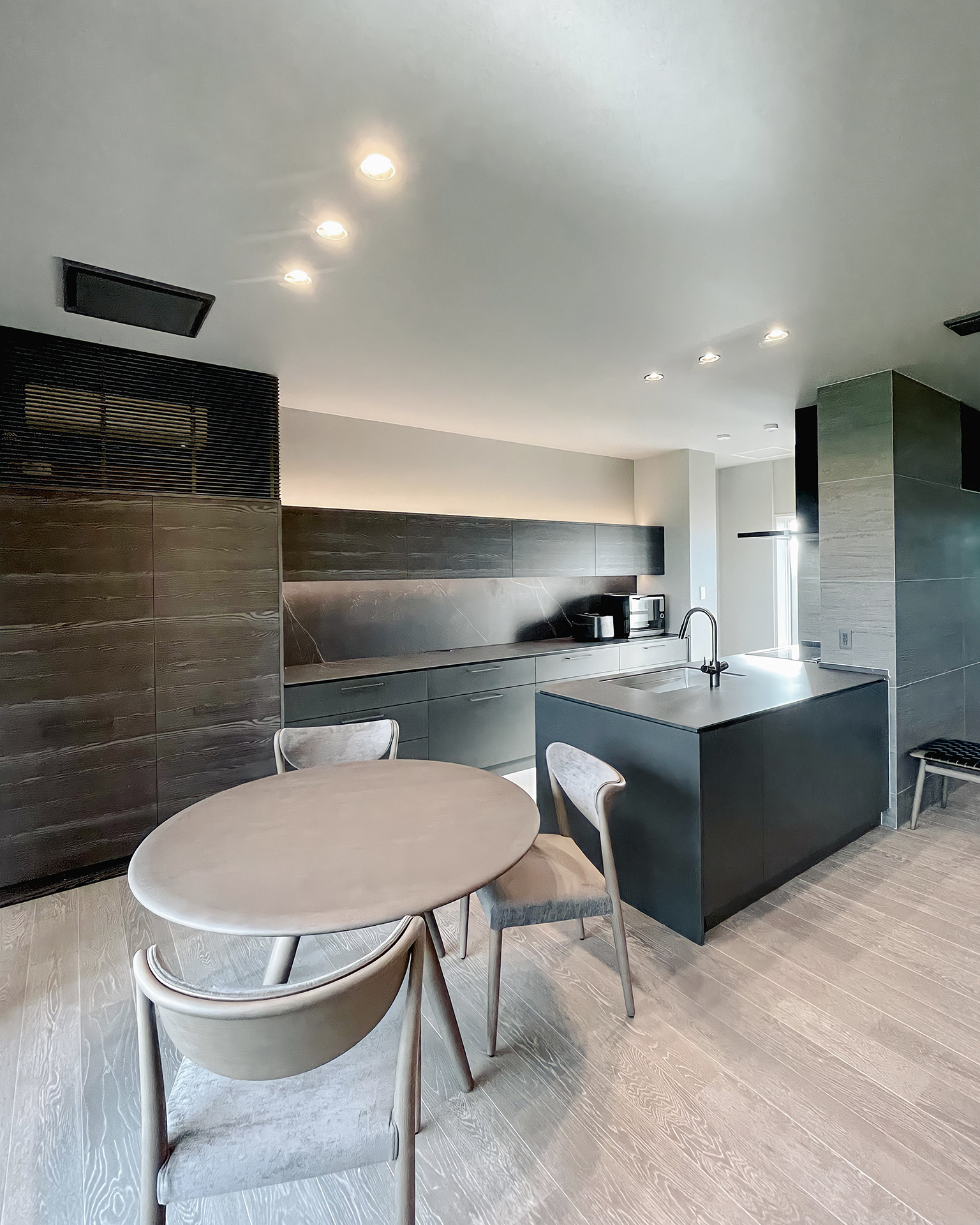 写真:素材の組み合わせを楽しむクールなキッチン