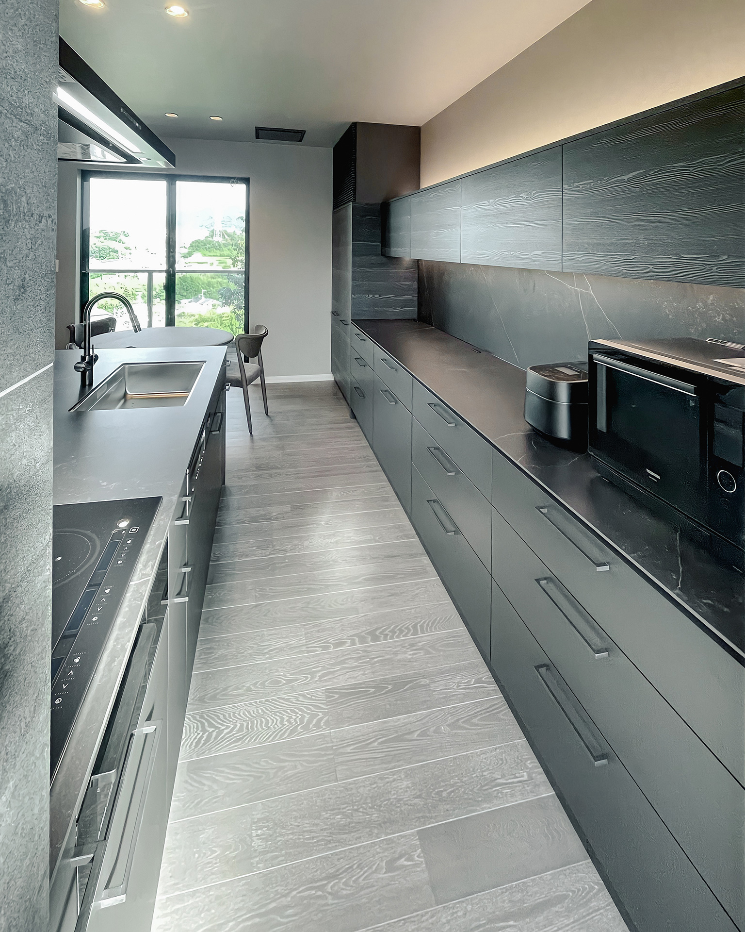 写真:素材の組み合わせを楽しむクールなキッチン