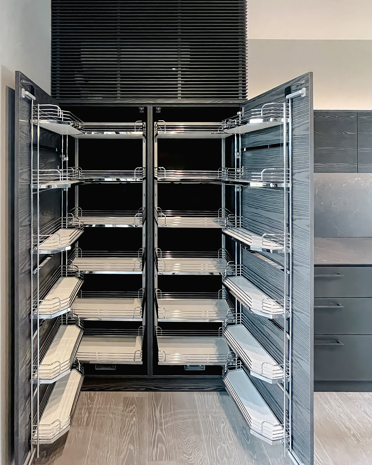 写真:素材の組み合わせを楽しむクールなキッチン