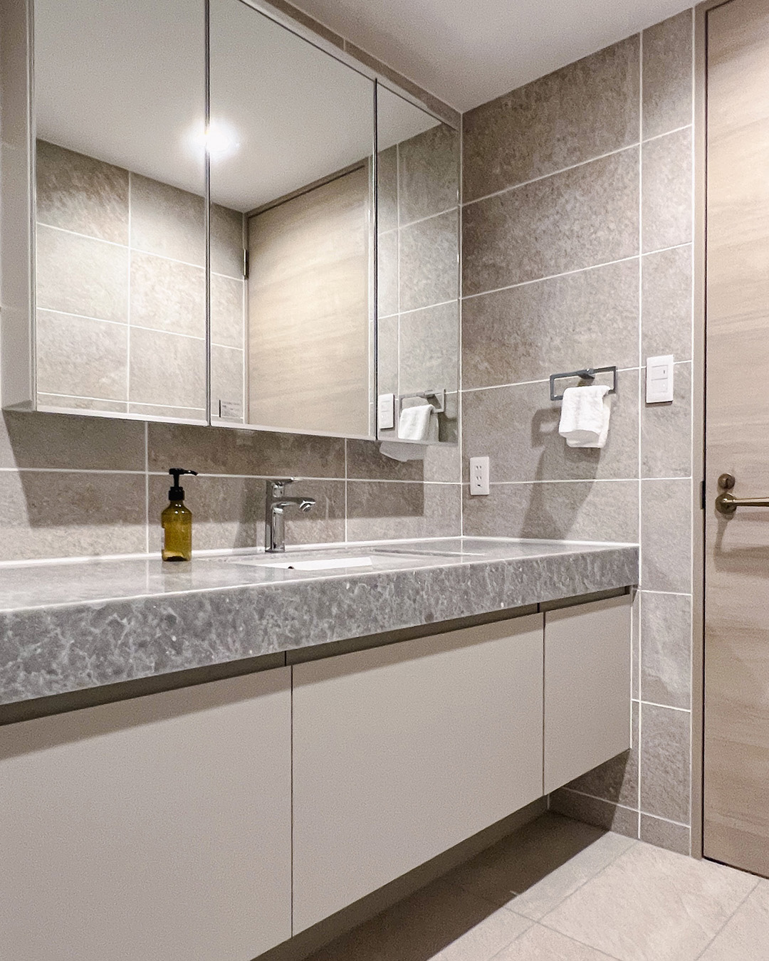 ホテルライクで品のある洗面空間