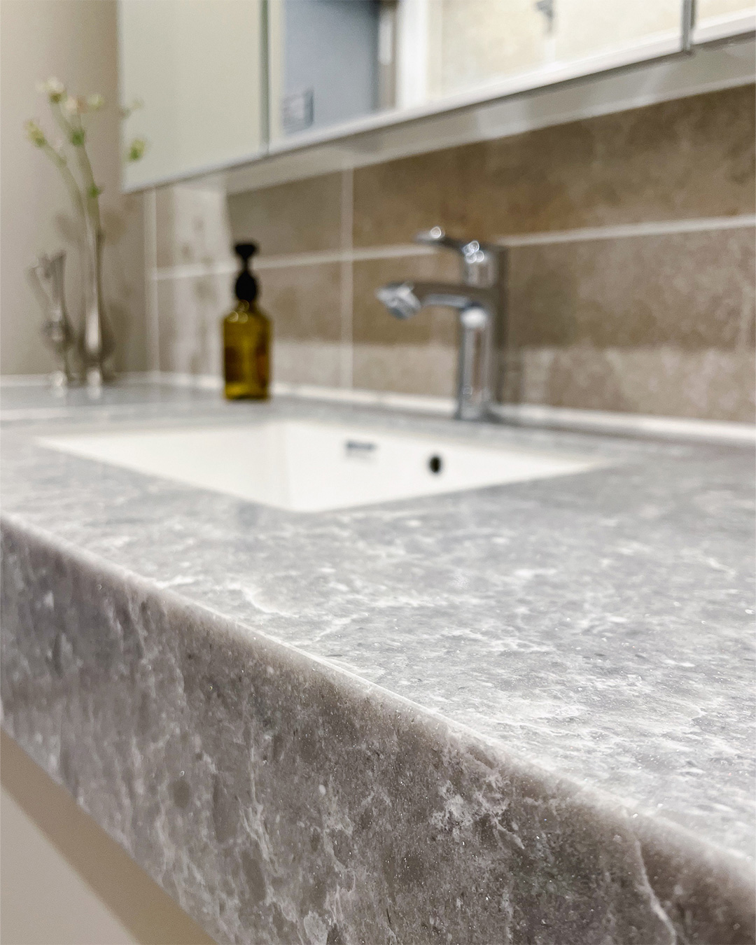 写真：ホテルライクで品のある洗面空間