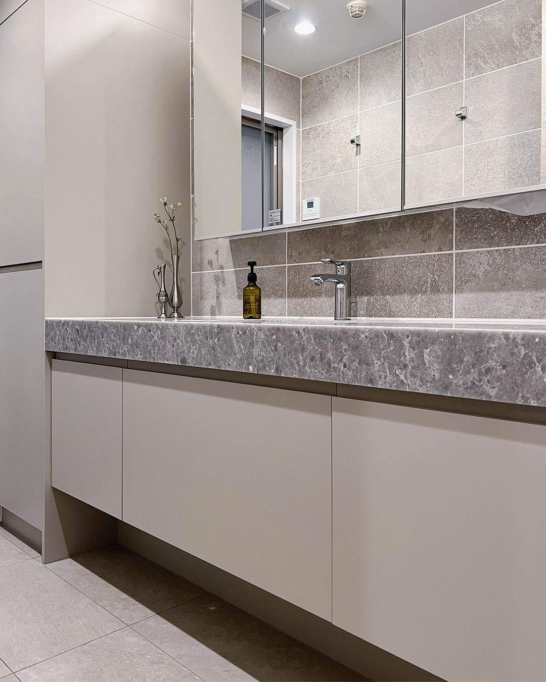 写真：ホテルライクで品のある洗面空間