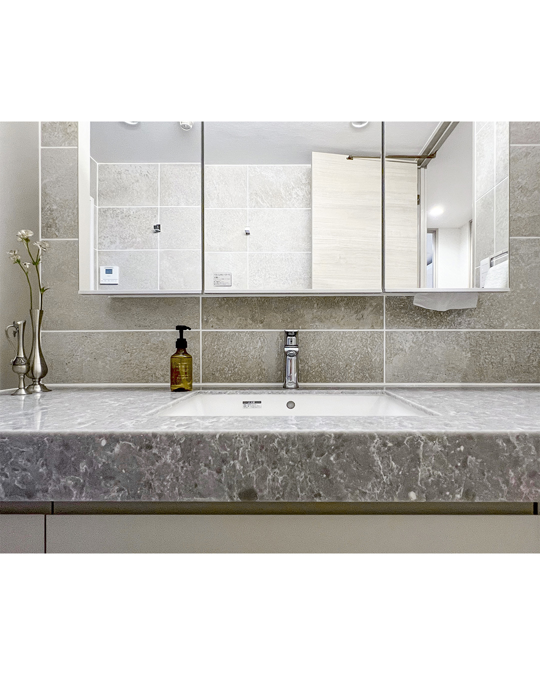 写真：ホテルライクで品のある洗面空間