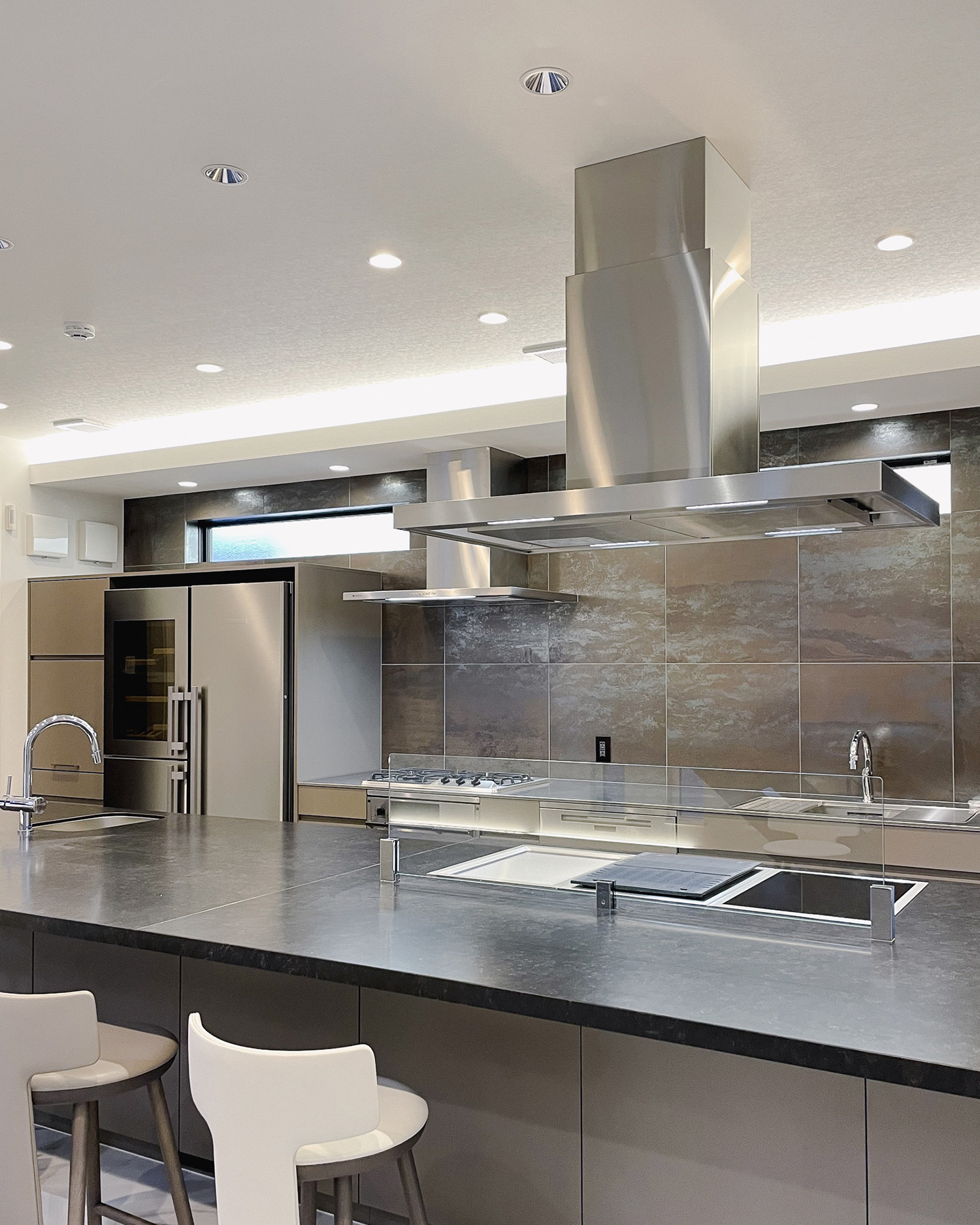 本格調理も叶えるグレージュキッチン