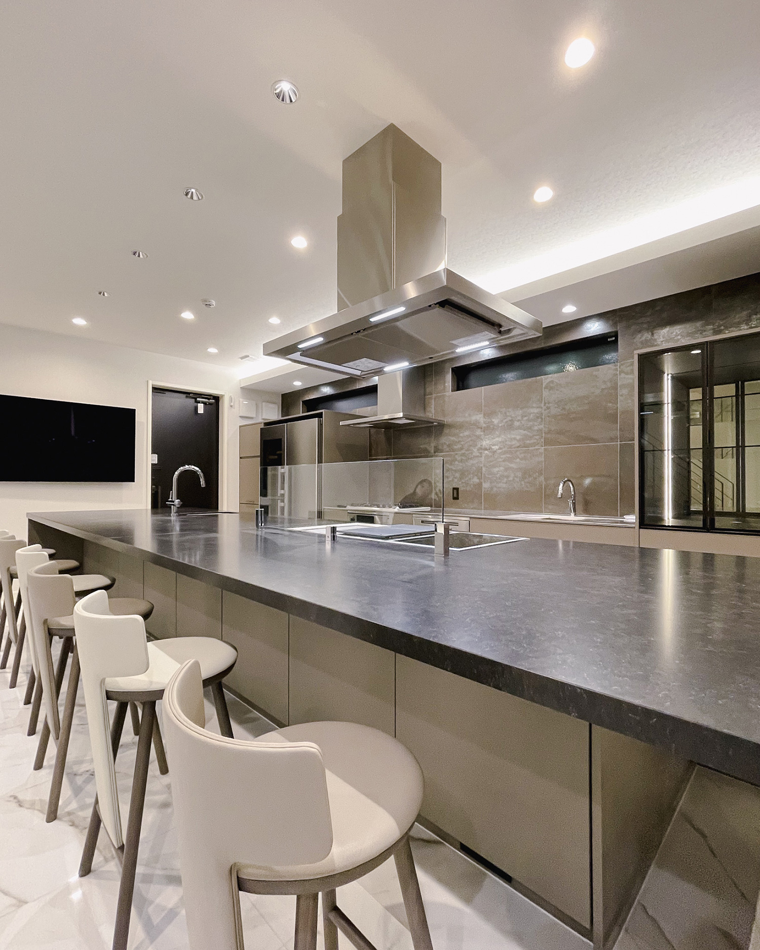 写真:本格調理も叶えるグレージュキッチン