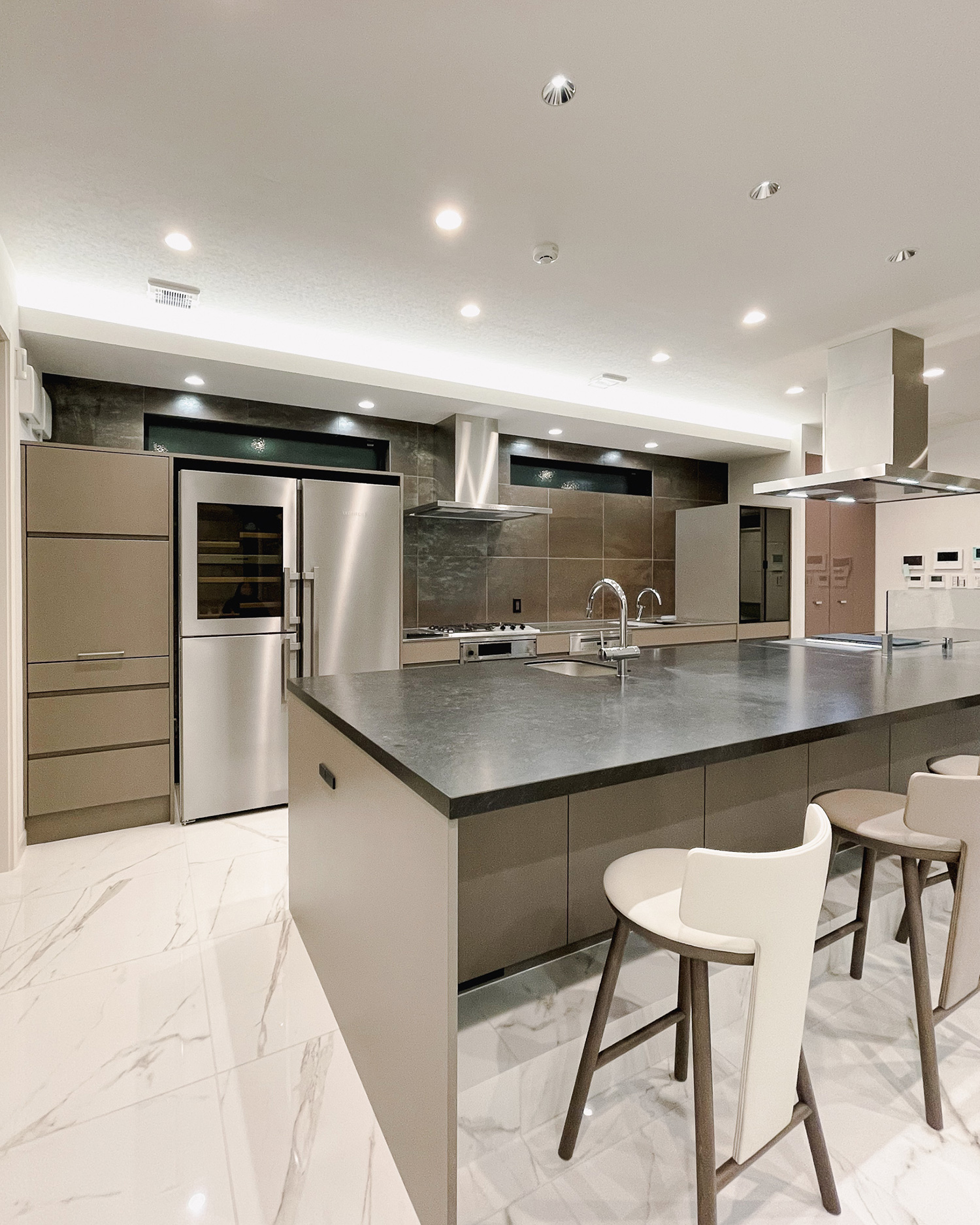 写真:本格調理も叶えるグレージュキッチン