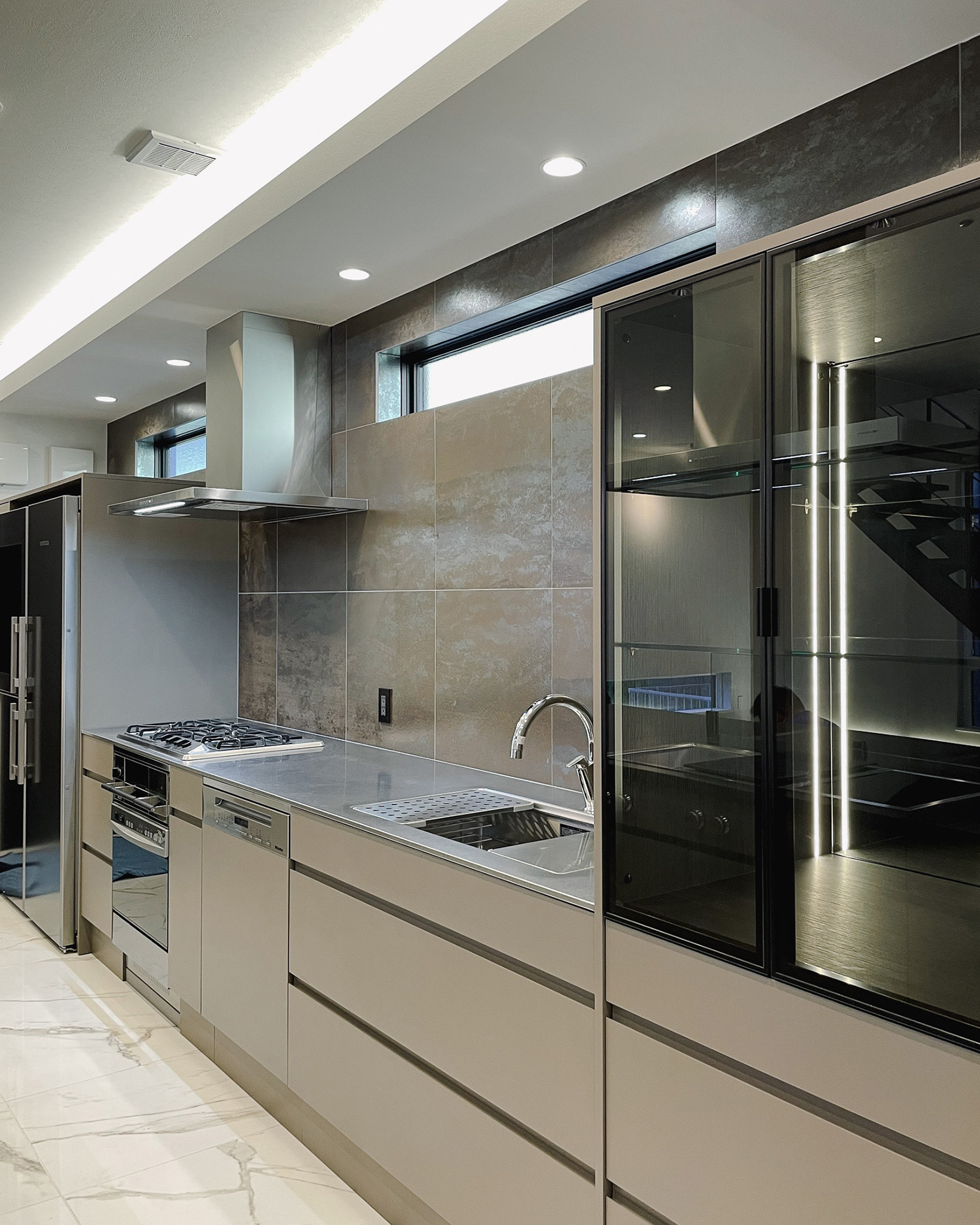 写真:本格調理も叶えるグレージュキッチン