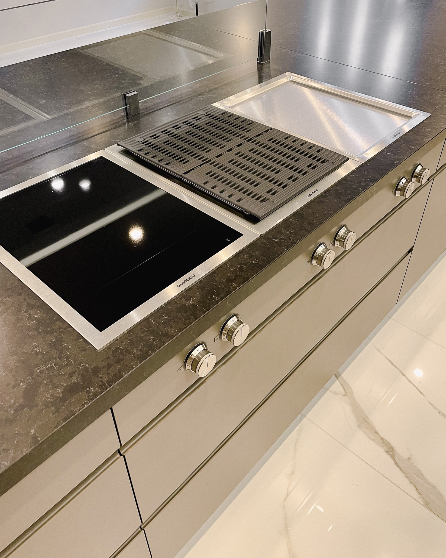 写真:本格調理も叶えるグレージュキッチン