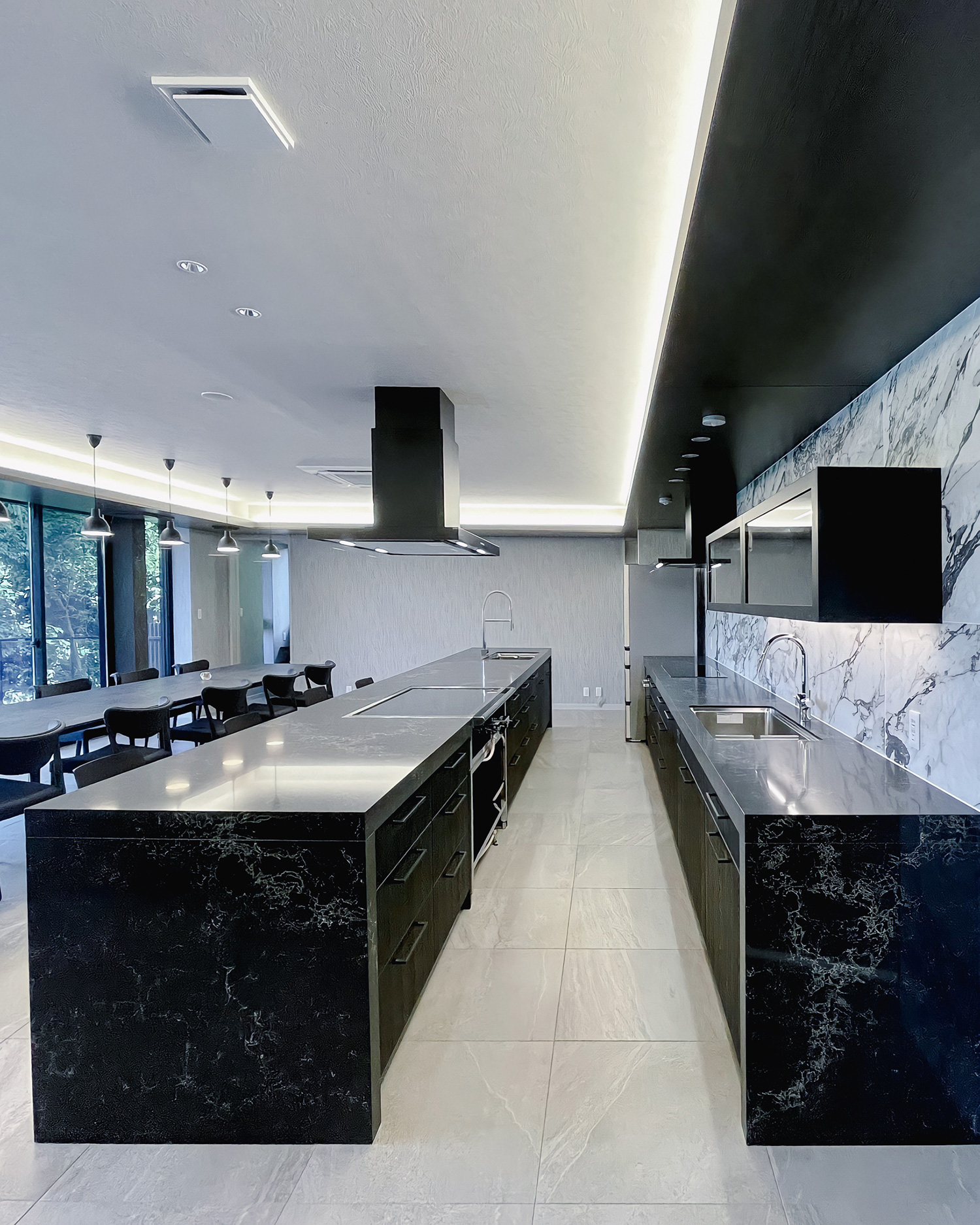 写真:ゲストと楽しむラグジュアリーなキッチン