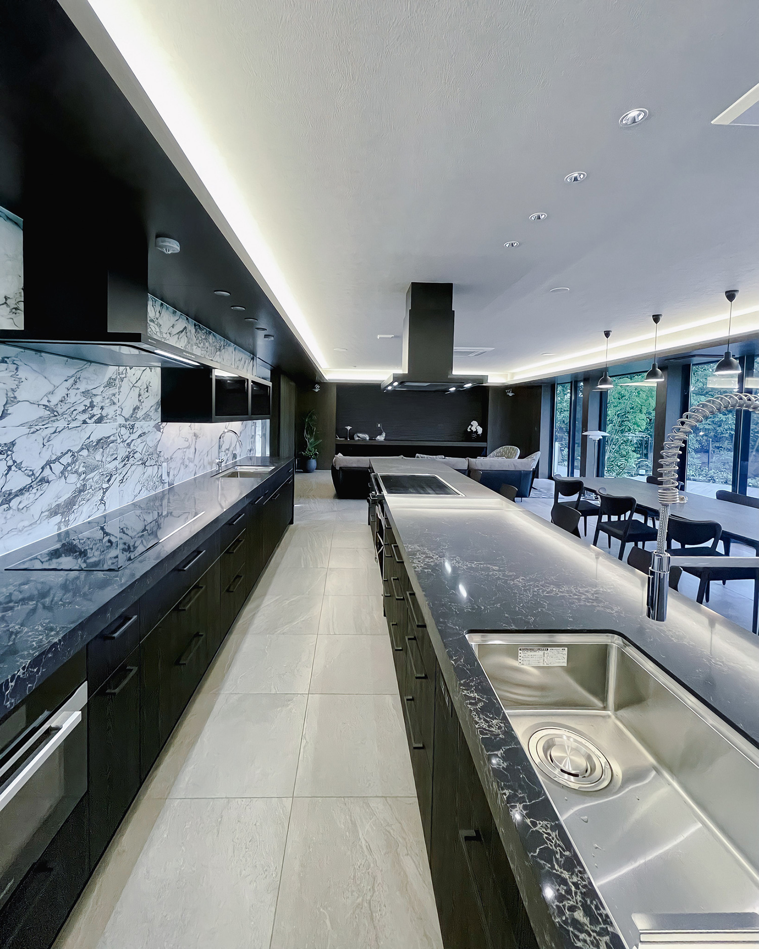 写真:ゲストと楽しむラグジュアリーなキッチン