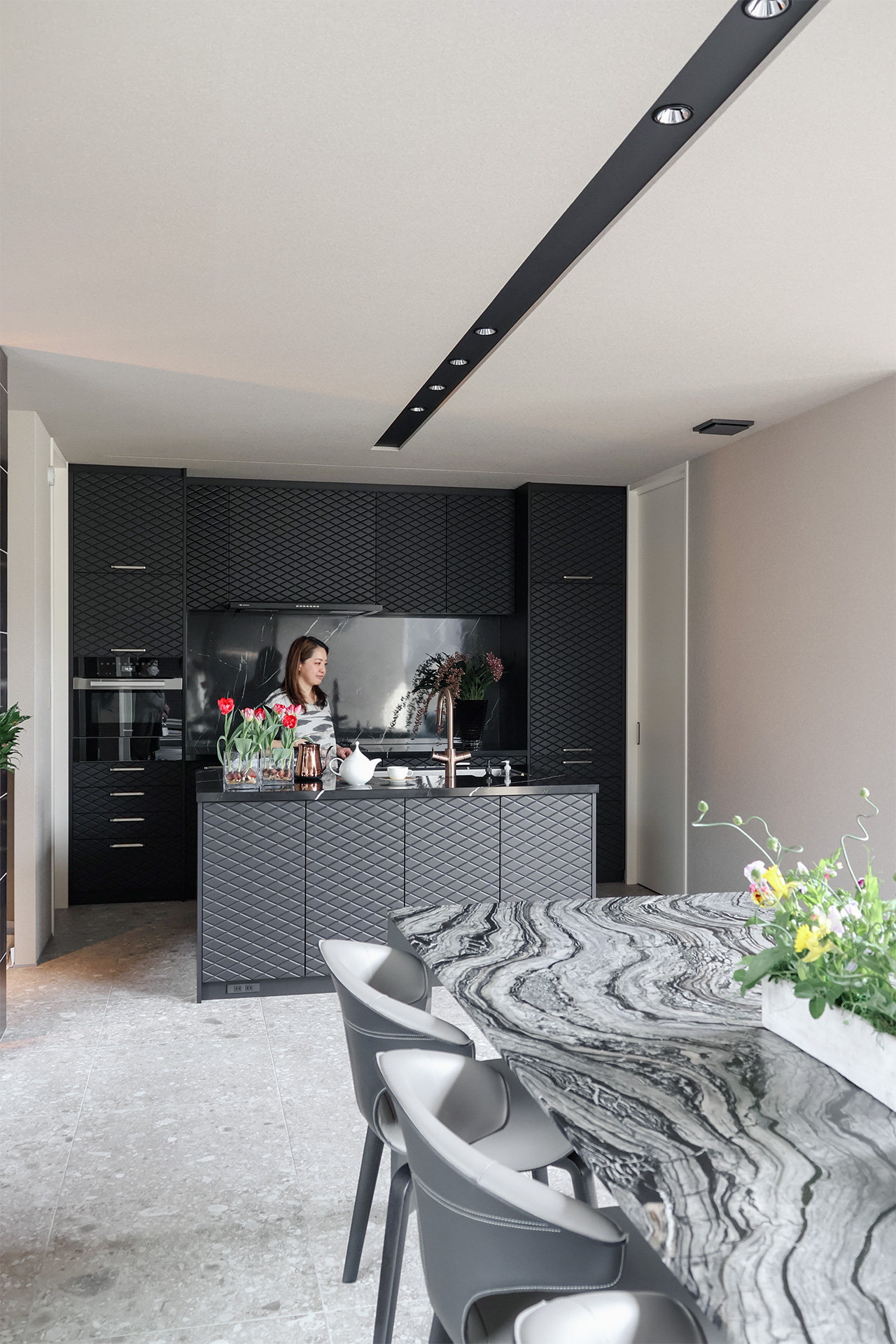 やわらかな光に包まれた、景色のようなキッチン