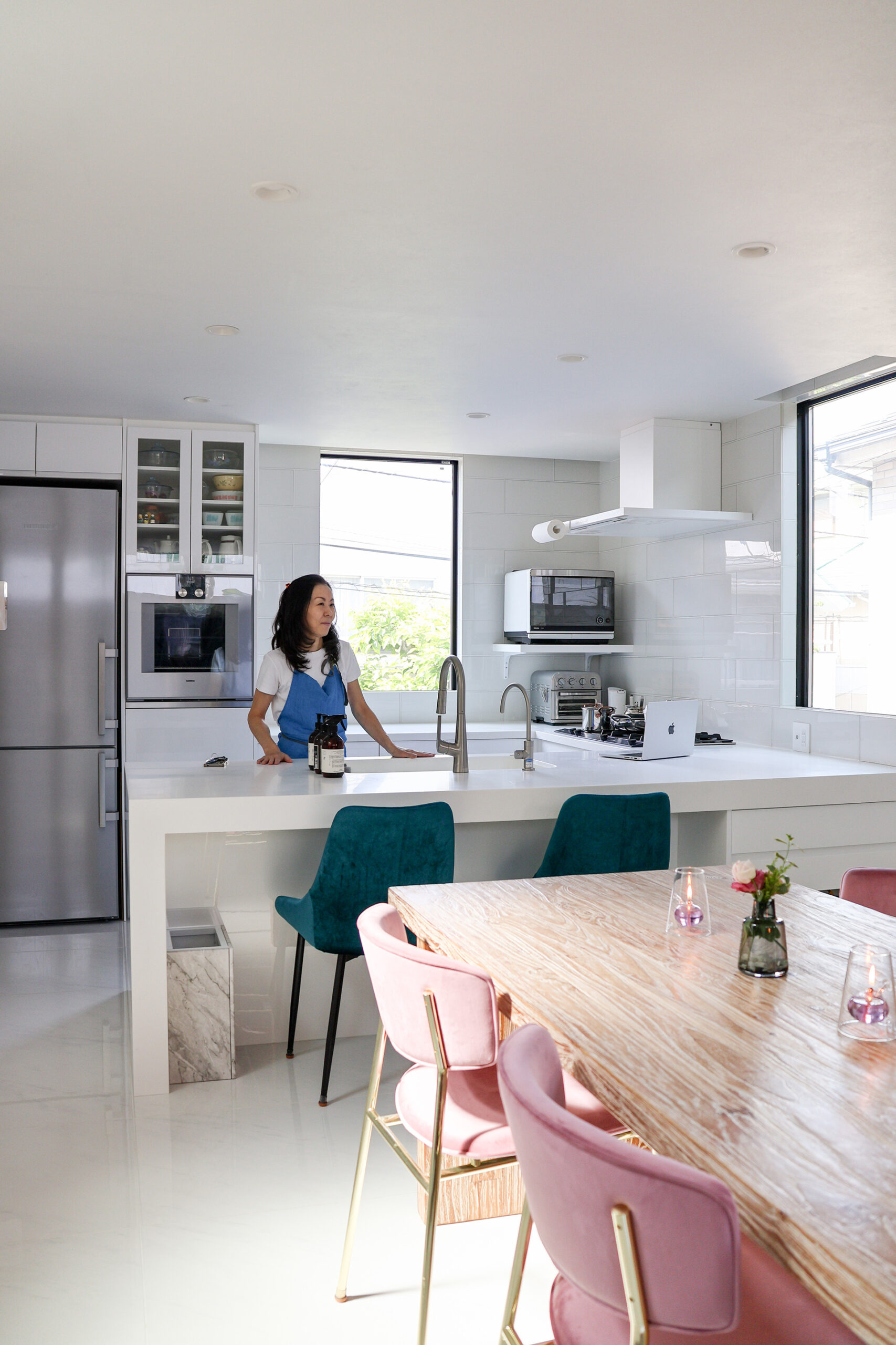 お料理で彩る、真っ白なキッチン