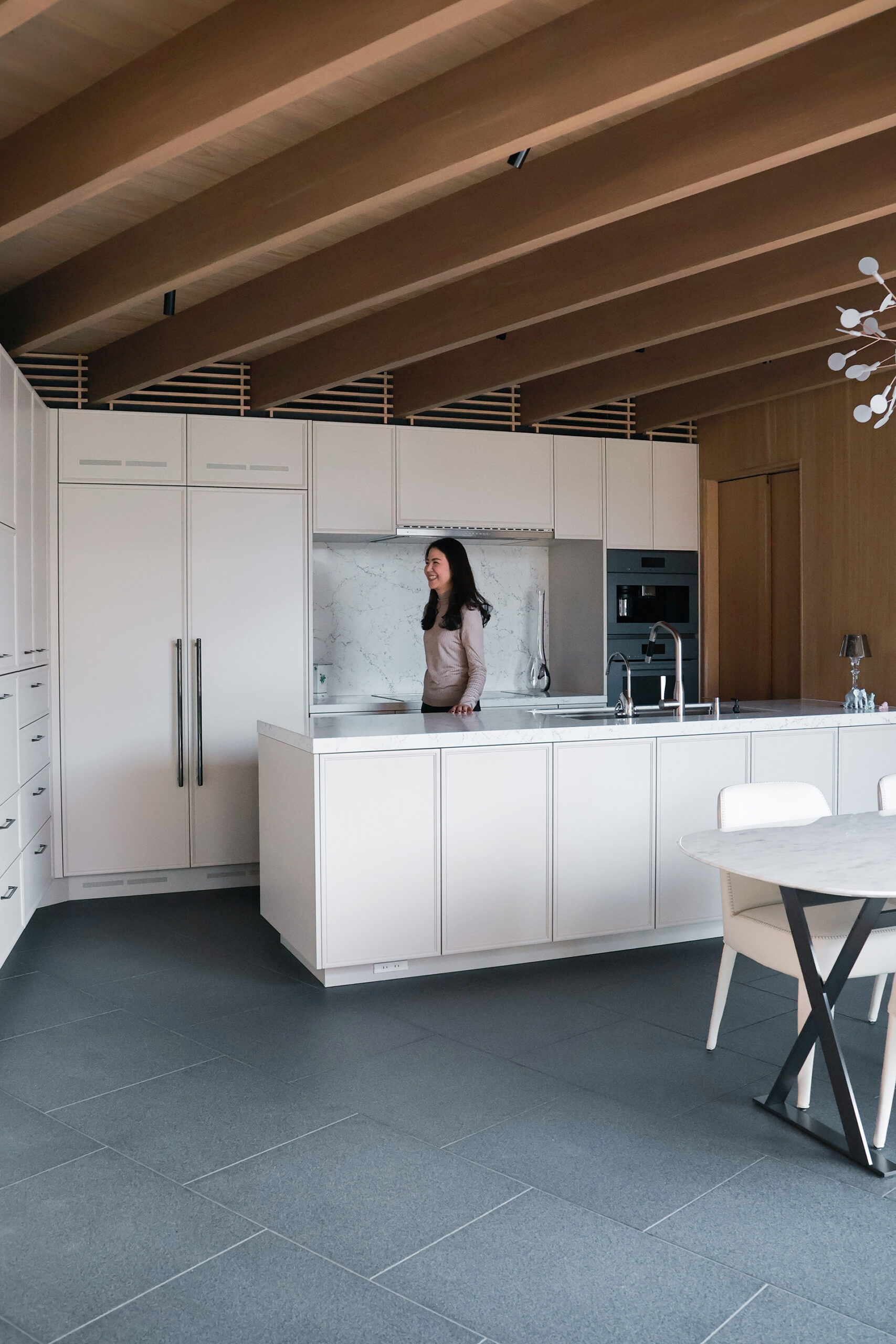 やわらかな光に包まれた、景色のようなキッチン