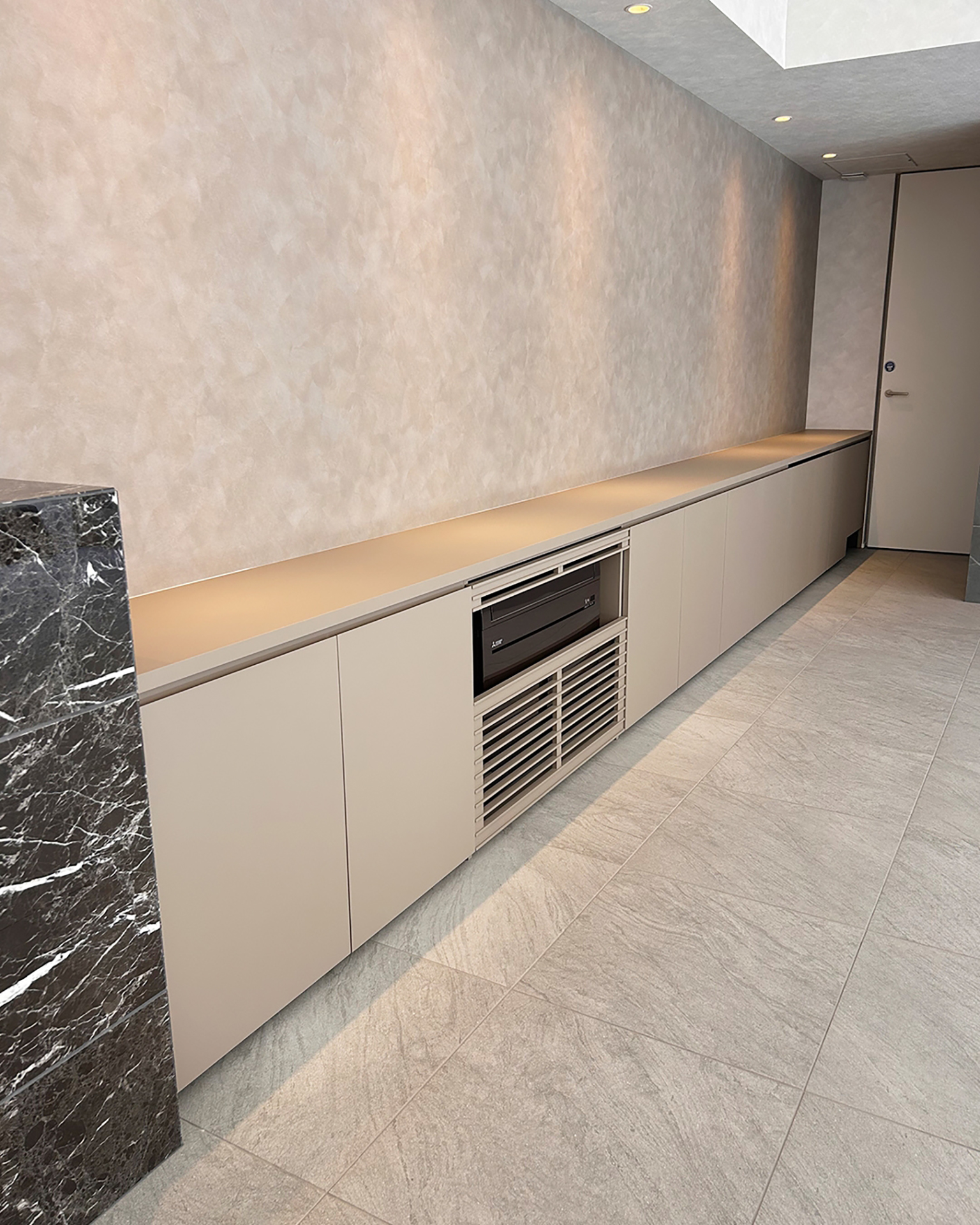 写真：空間に調和するリビング収納