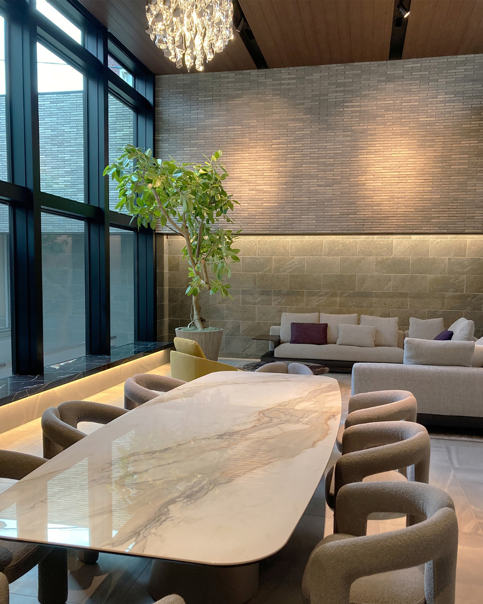 写真:マテリアルが際立つバーカウンター