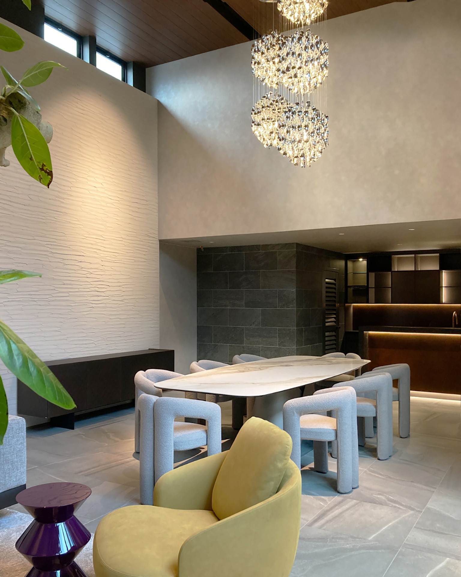 写真:マテリアルが際立つバーカウンター